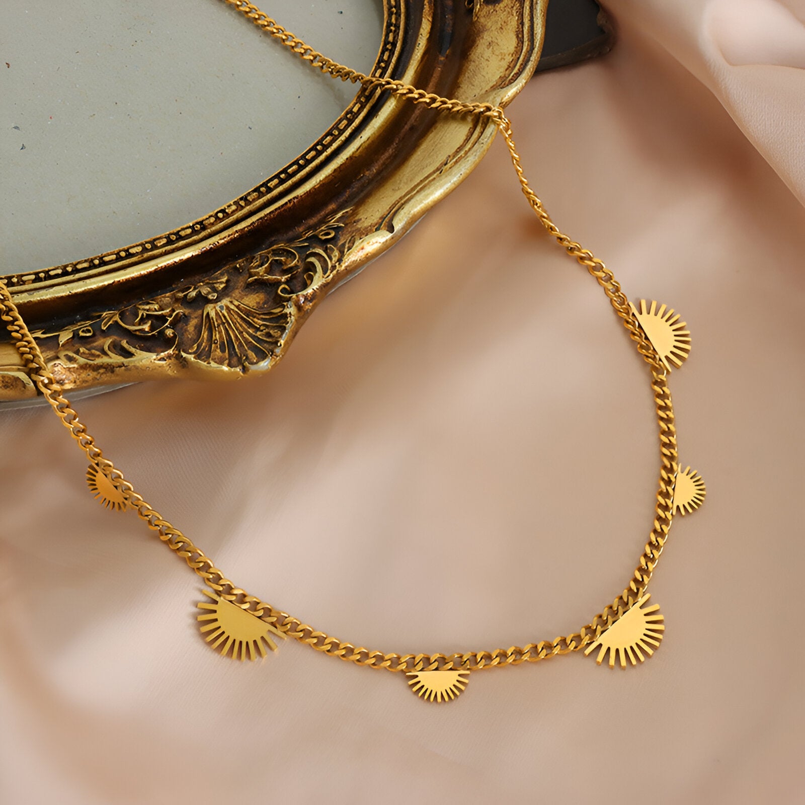 Chaine cubaine, pendentif soleil stylisé, style vintage doré, pour femme, modèle Carly