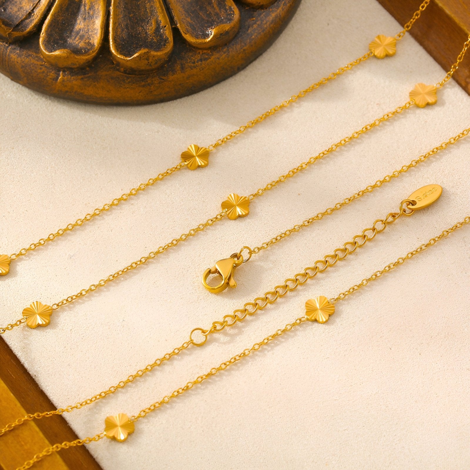 Chaîne élégante en acier doré, motifs trèfles ajourés, bijou léger et raffiné, modèle Aïsha