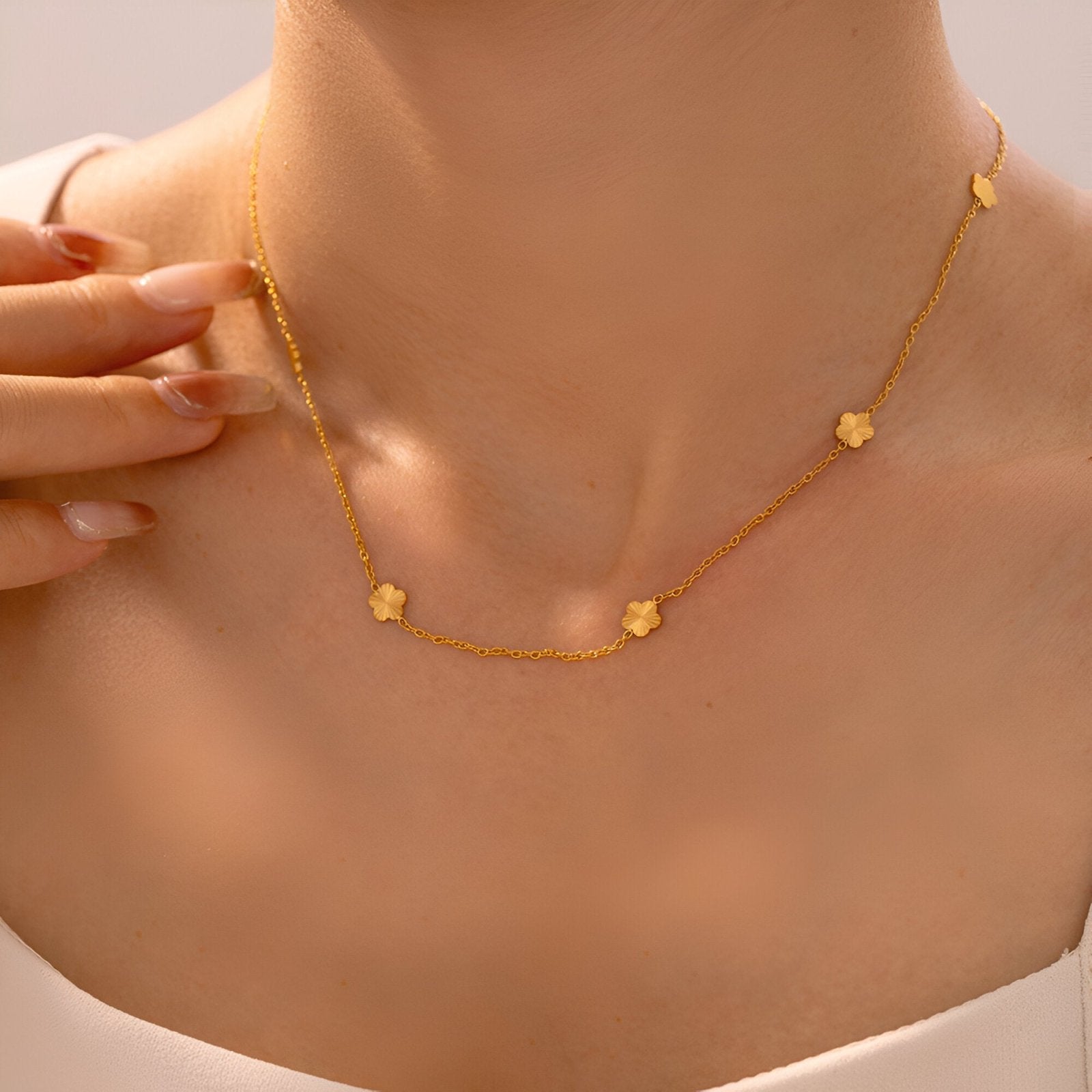 Chaîne élégante en acier doré, motifs trèfles ajourés, bijou léger et raffiné, modèle Aïsha