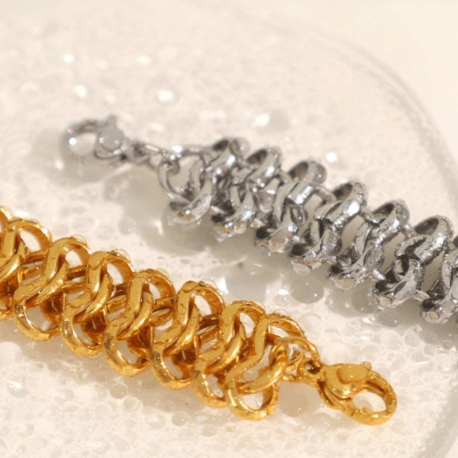 Chaîne maille européenne, design ajouré doré ou argenté, collier sculptural pour femme affirmé, modèle Gaïa