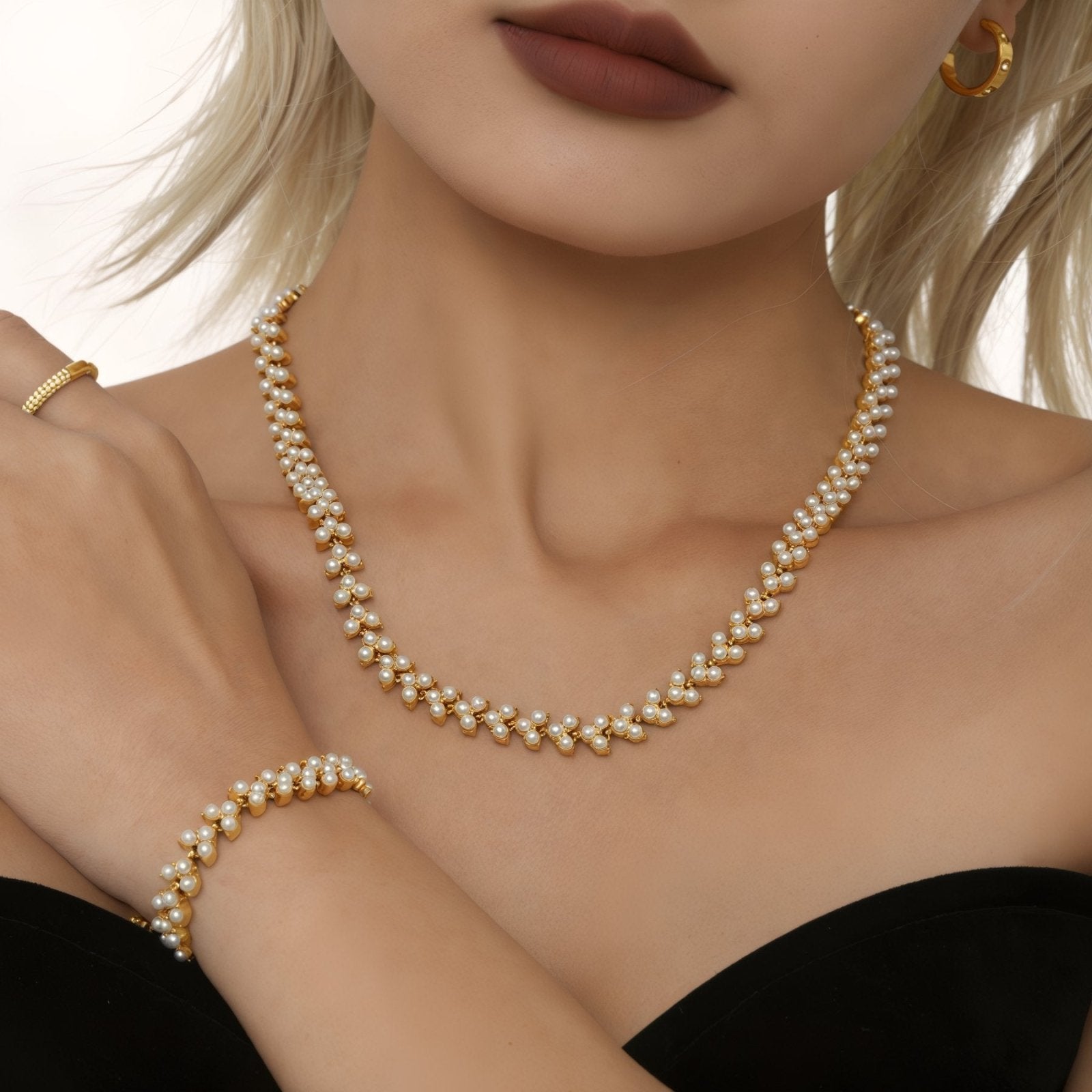 Collier acier inoxydable plaqué or 18K, perles nacrées serties, modèle Georgina