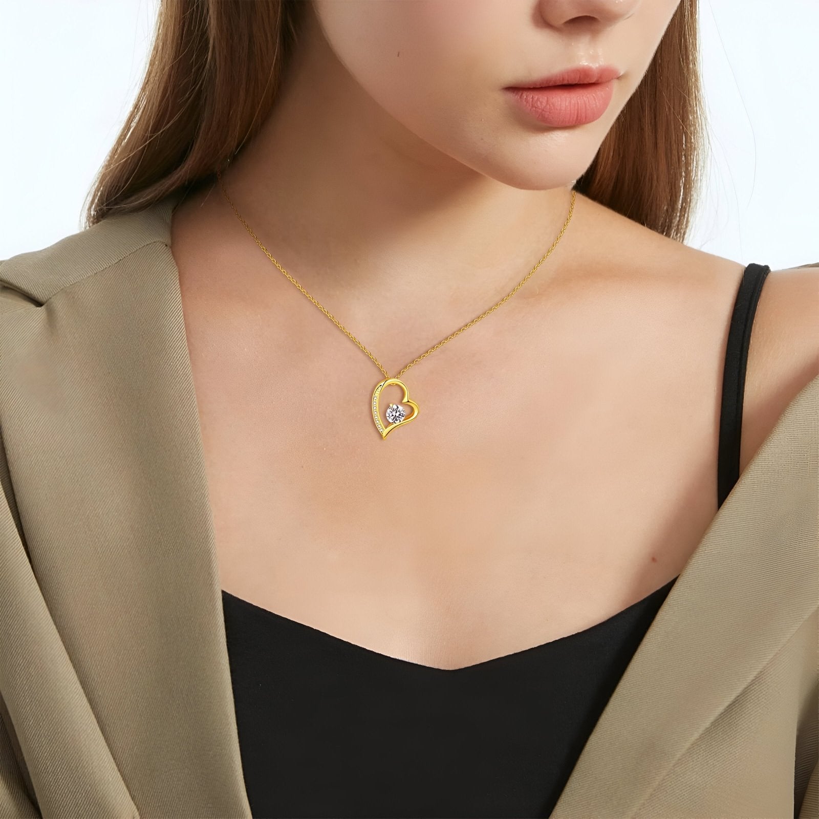 Collier argent cœur asymétrique serti de zircons, avec pierre lumineuse au centre, modèle Amara