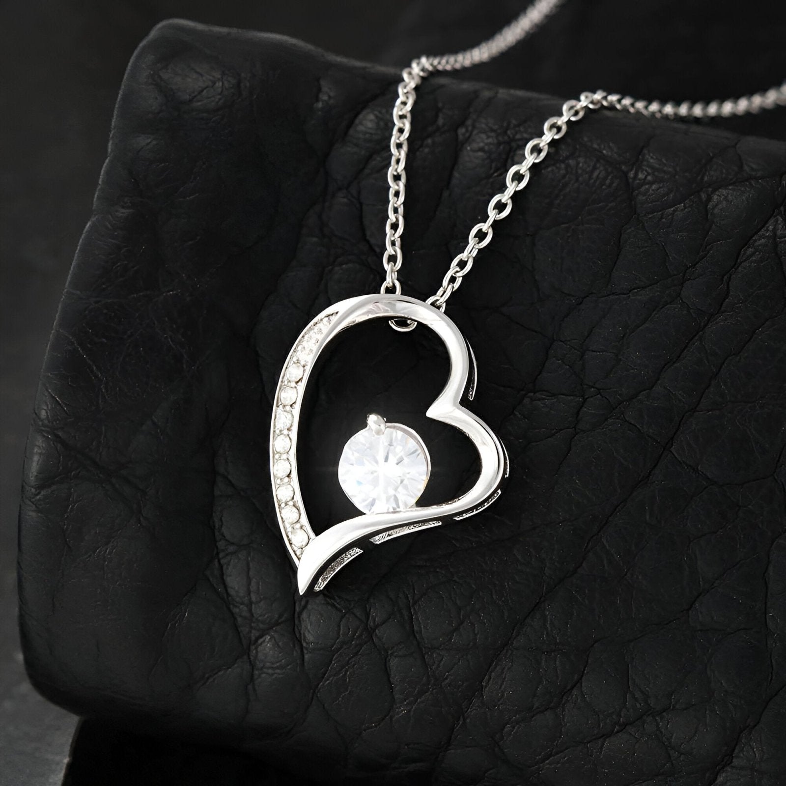 Collier argent cœur asymétrique serti de zircons, avec pierre lumineuse au centre, modèle Amara