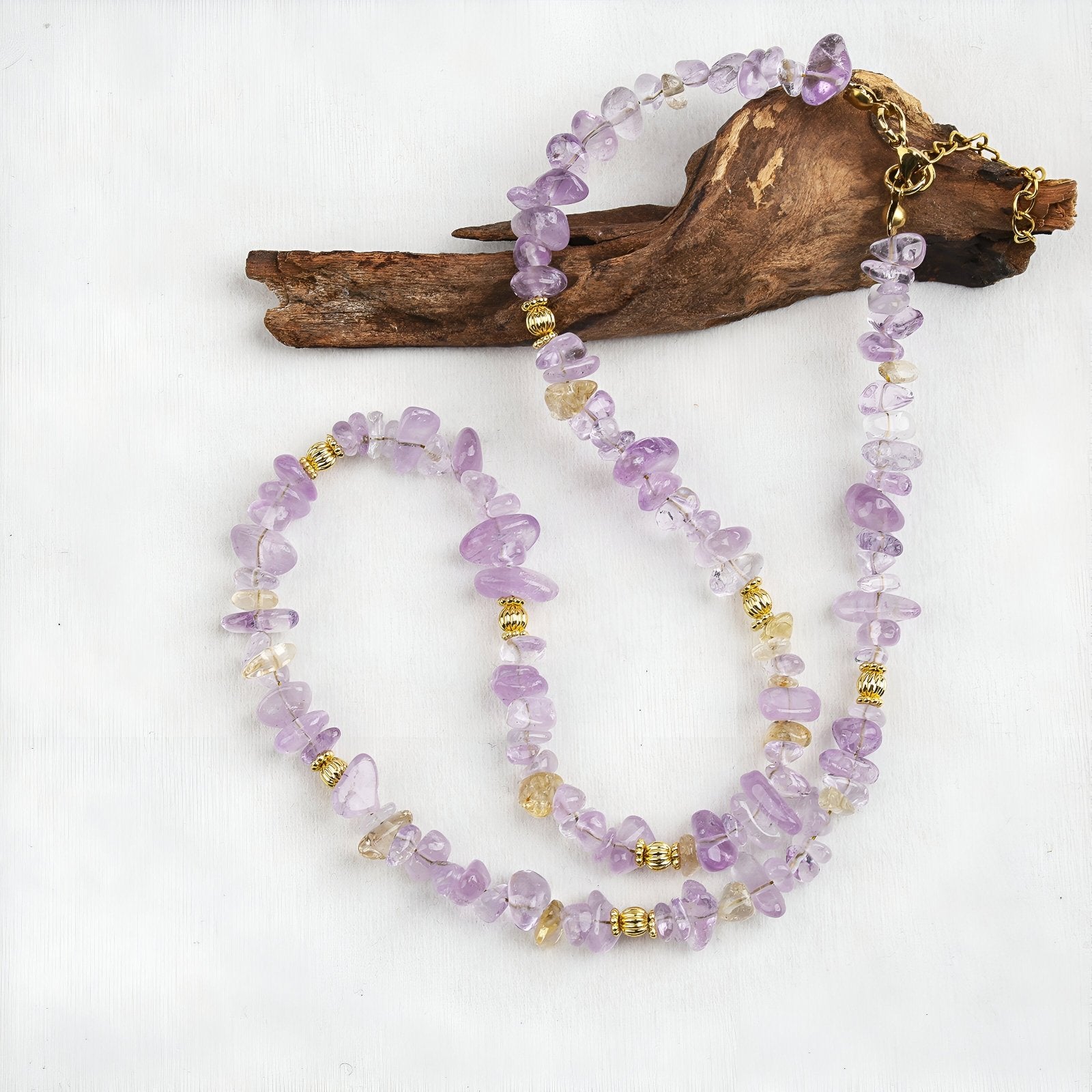 Collier artisanal en chips d’améthyste naturelle, fermoir doré, pour femme bohème, modèle Améthys