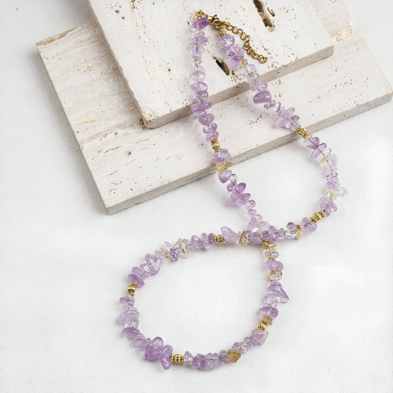 Collier artisanal en chips d’améthyste naturelle, fermoir doré, pour femme bohème, modèle Améthys