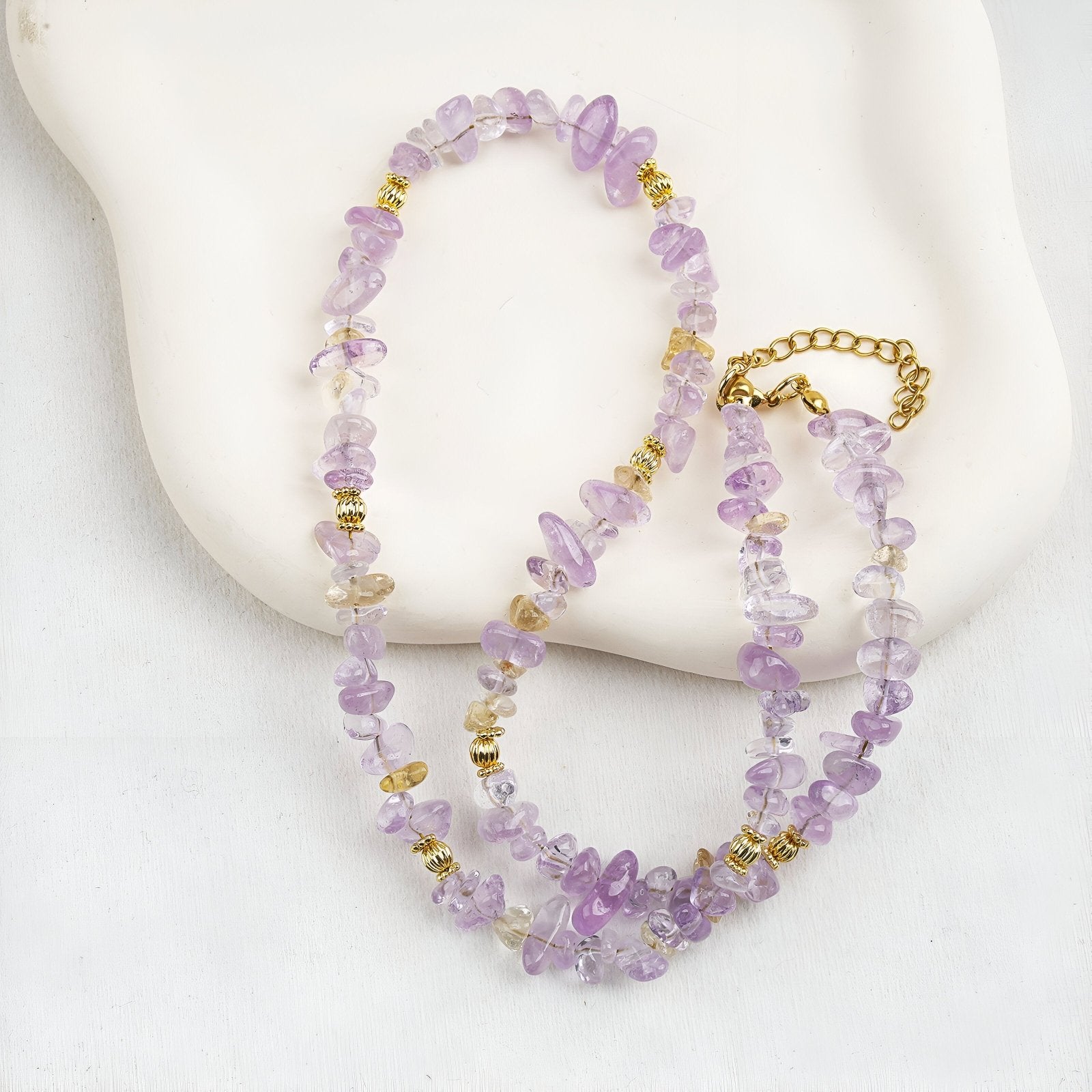 Collier artisanal en chips d’améthyste naturelle, fermoir doré, pour femme bohème, modèle Améthys