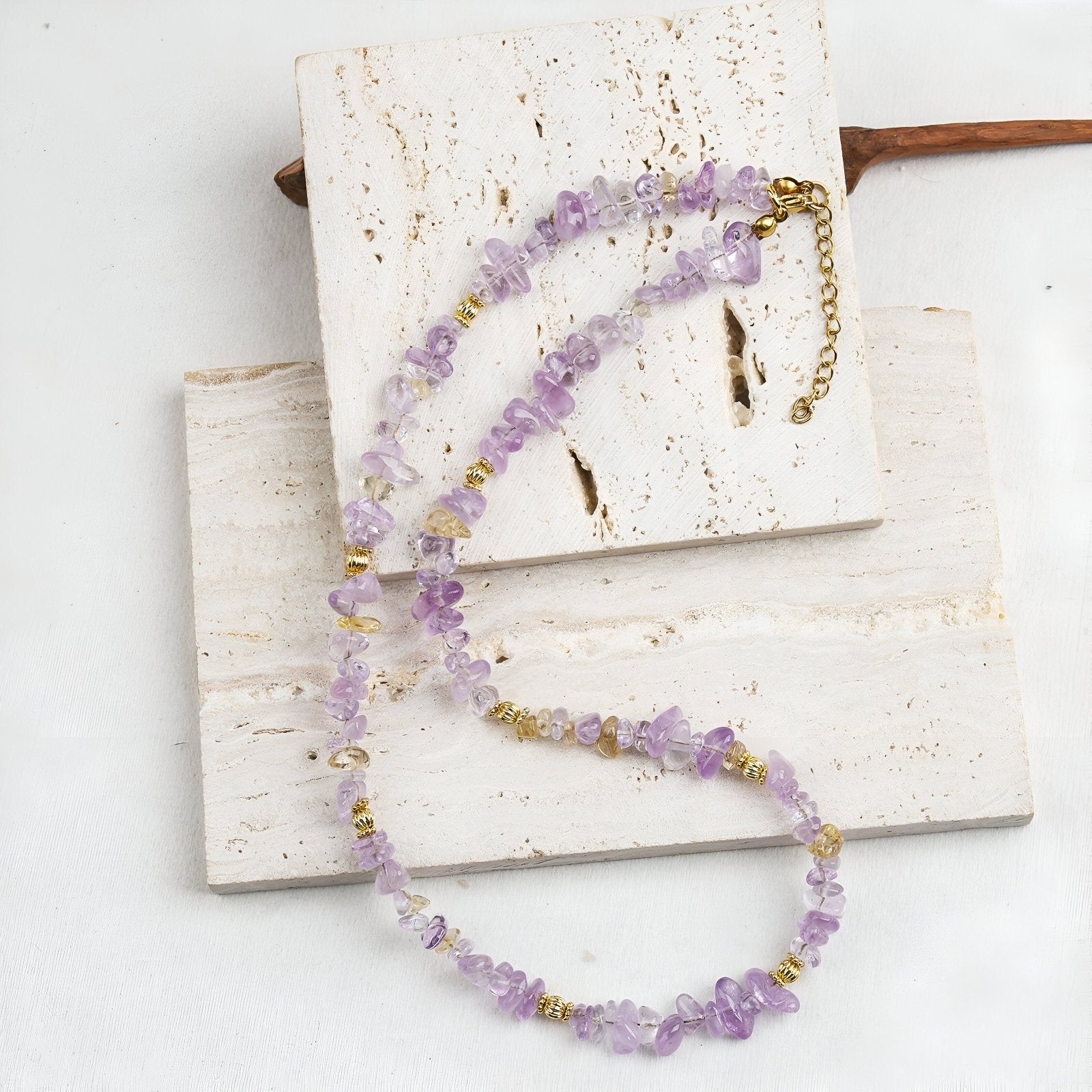Collier artisanal en chips d’améthyste naturelle, fermoir doré, pour femme bohème, modèle Améthys