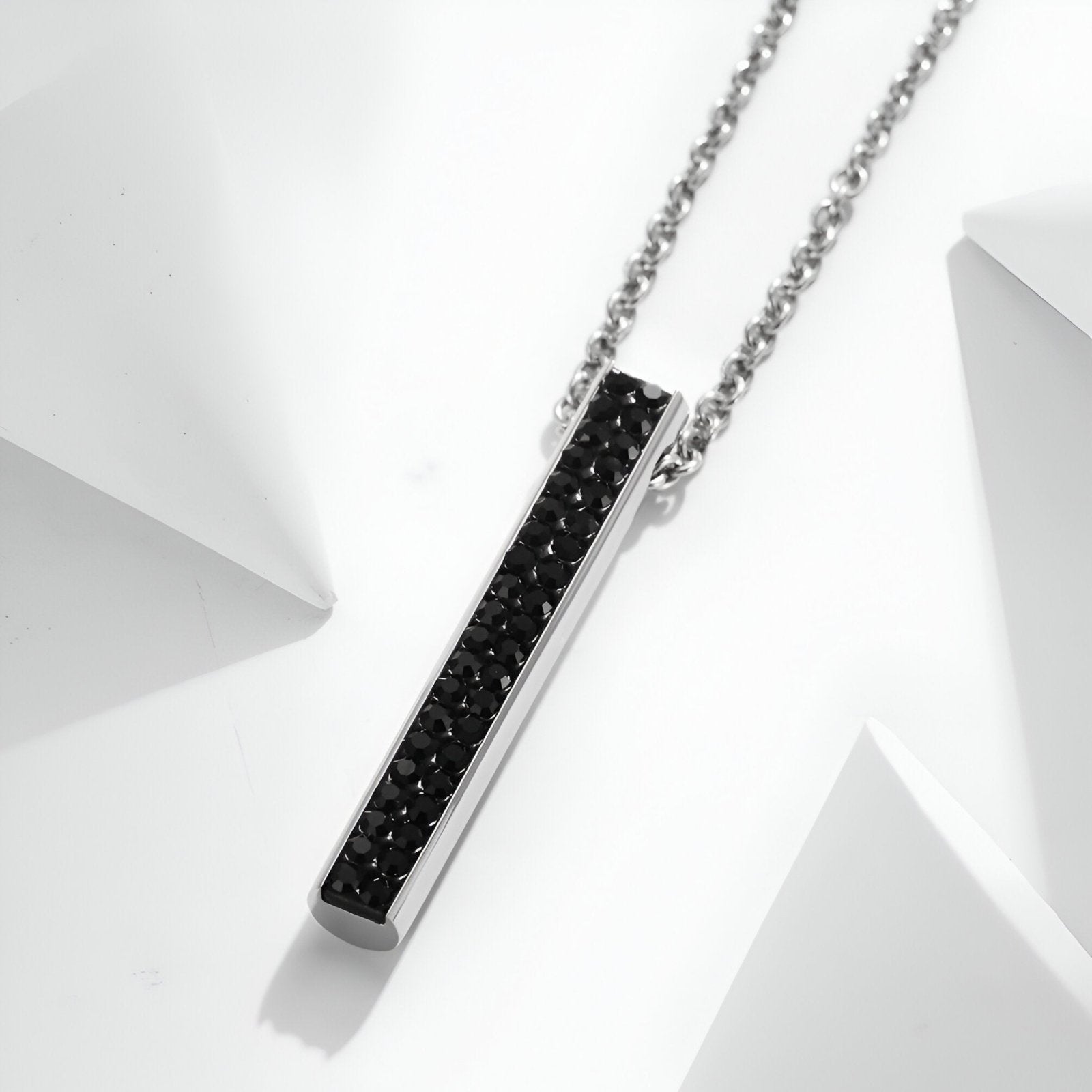 Collier barre rectangulaire minimaliste acier inoxydable, pendentif fin serti de pierres noires, modèle Juno