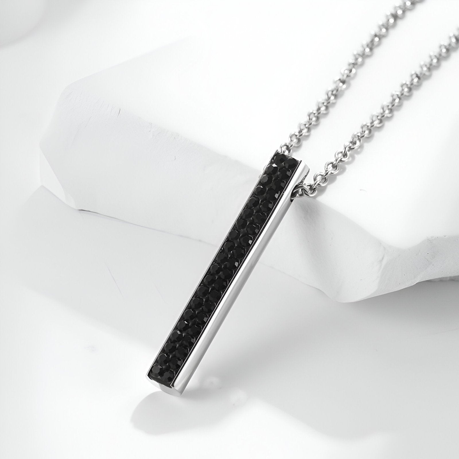 Collier barre rectangulaire minimaliste acier inoxydable, pendentif fin serti de pierres noires, modèle Juno