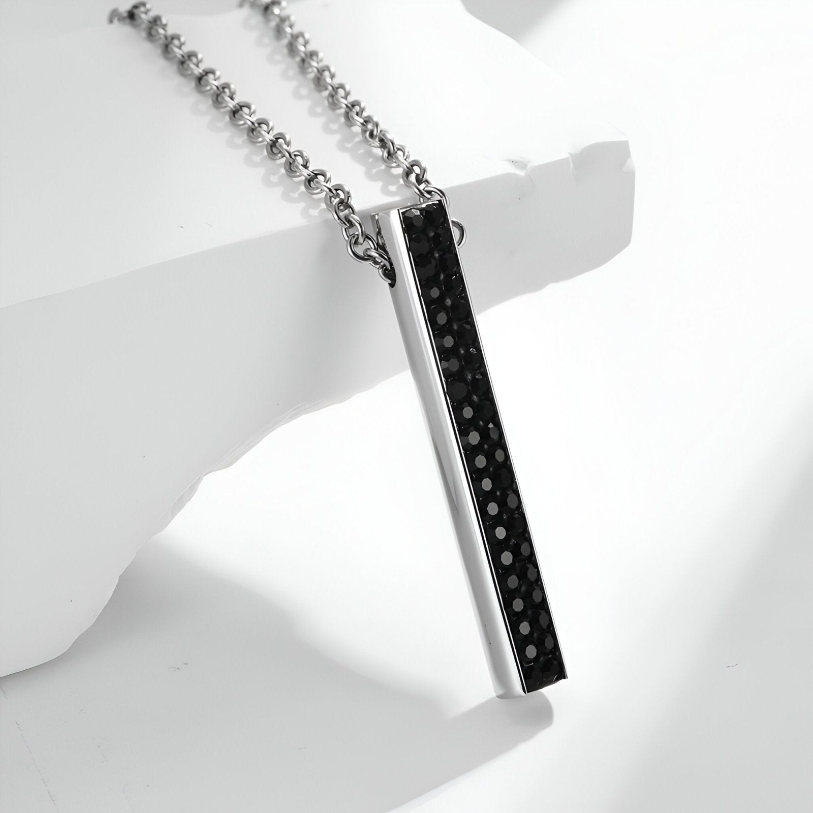 Collier barre rectangulaire minimaliste acier inoxydable, pendentif fin serti de pierres noires, modèle Juno