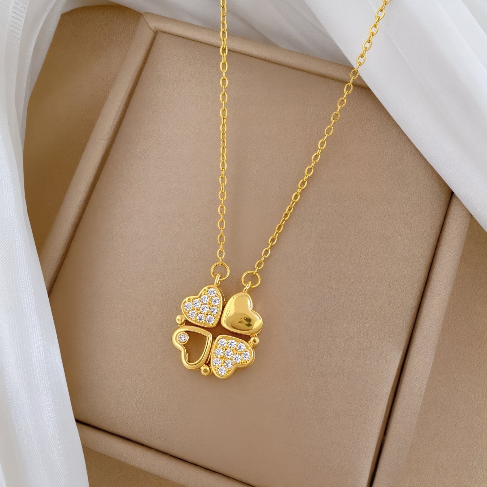Collier bijou 2 - en - 1, pendentif trèfle, mix de cœurs pleins et zircon, chaîne dorée, modèle Mirabella