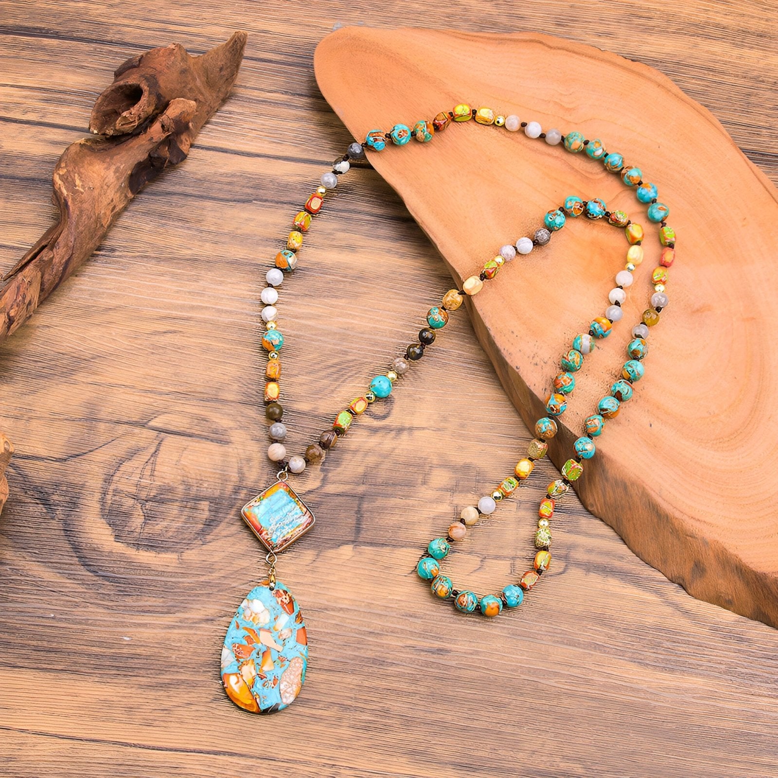 Collier bohème en pierres naturelles multicolores, pendentif goutte et carré, style bohème chic, modèle Tara