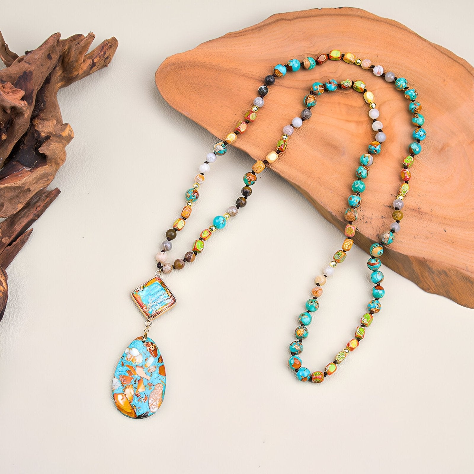 Collier bohème en pierres naturelles multicolores, pendentif goutte et carré, style bohème chic, modèle Tara