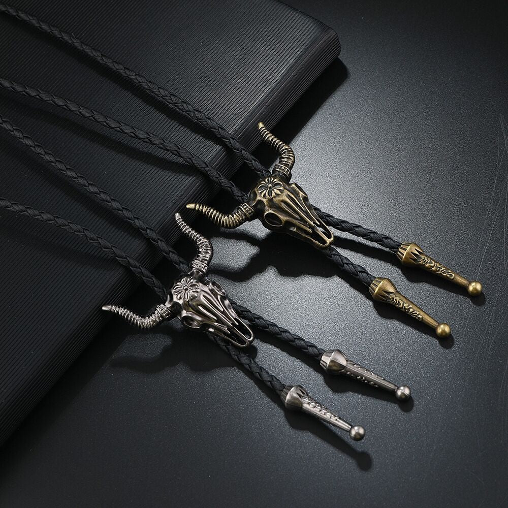 Collier bolo tie tête de taureau, cuir tressé noir, style western vintage