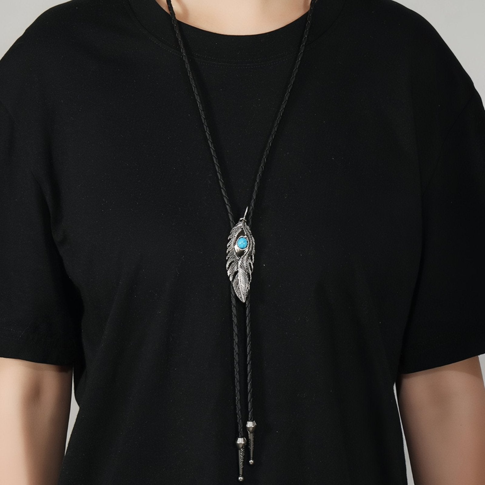 Collier bolo tie unisexe, plume avec pierre turquoise et cordon cuir noir, style amérindien vintage