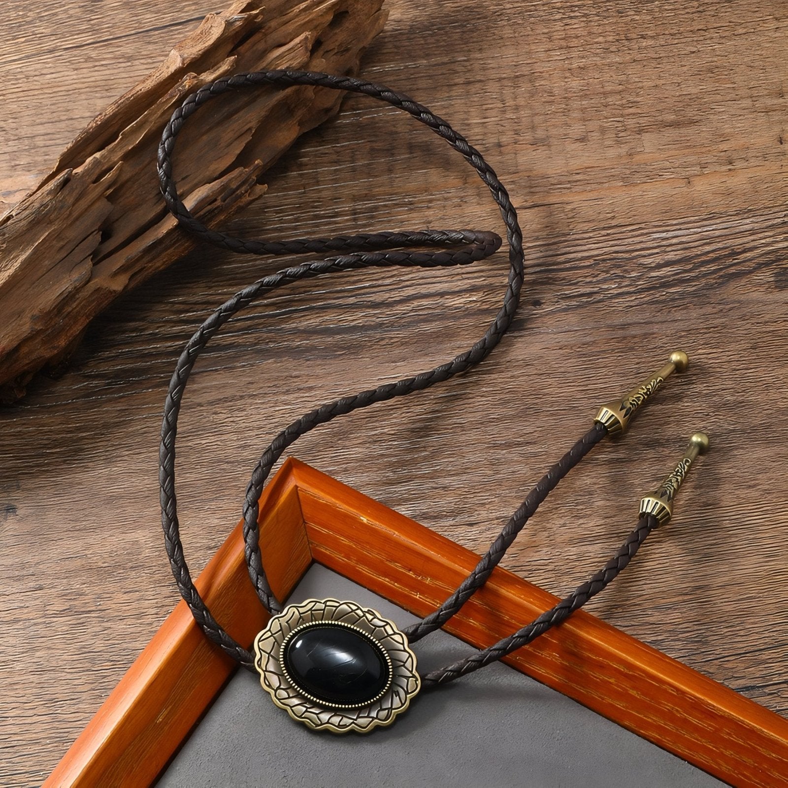 Collier bolo tie unisexe style cow - boy, cuir tressé et pendentif ovale noir, look western vintage
