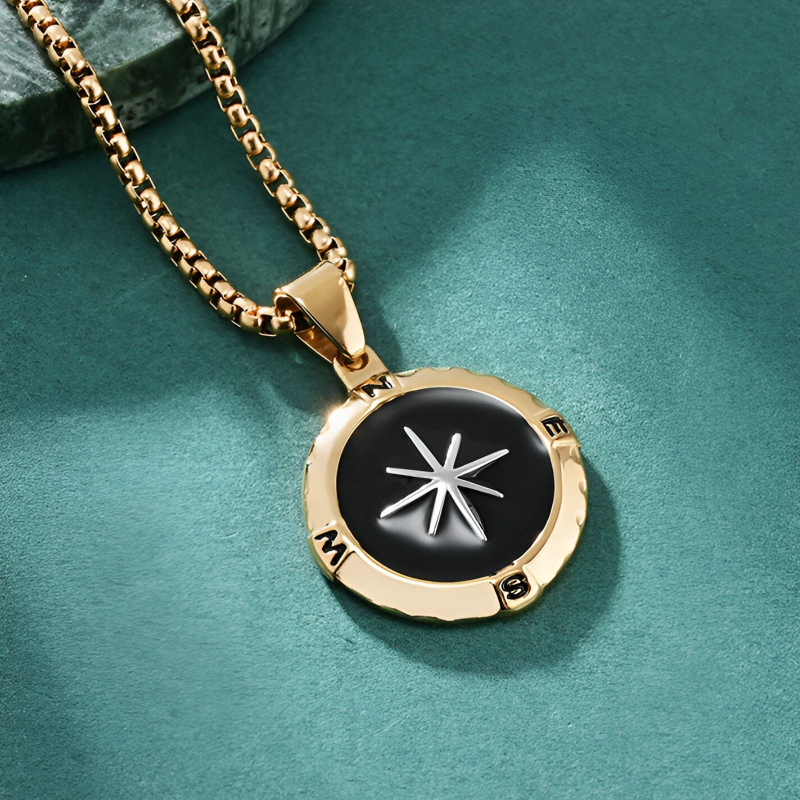 Collier boussole homme en acier, médaillon étoile du Nord noir et doré, modèle Atlas