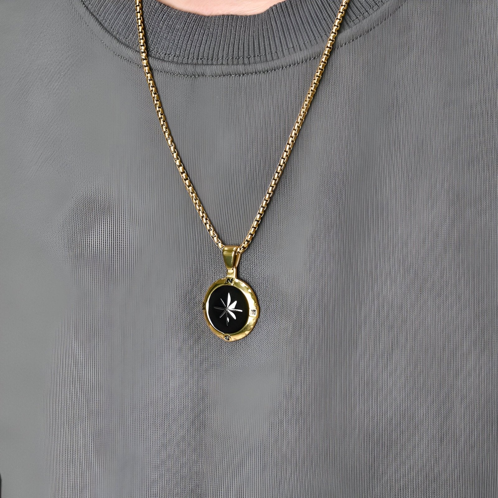 Collier boussole homme en acier, médaillon étoile du Nord noir et doré, modèle Atlas