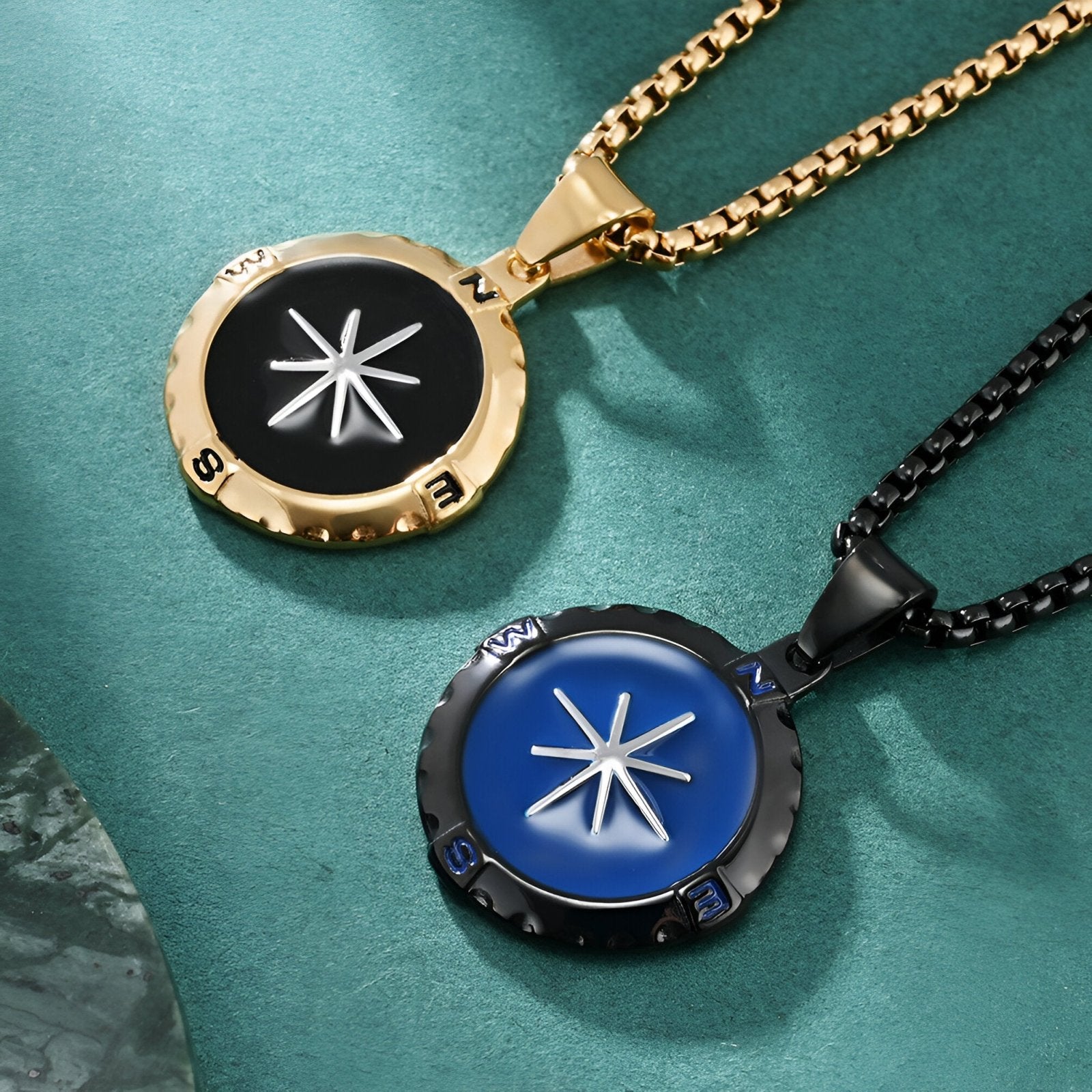 Collier boussole homme en acier, médaillon étoile du Nord noir et doré, modèle Atlas