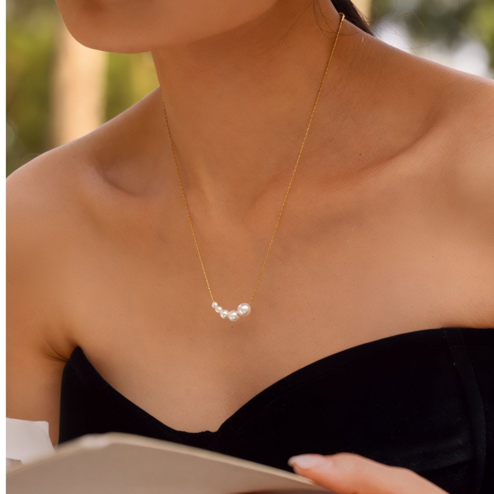 Collier chaîne fine plaqué or, perles nacrées en ligne, 40 cm extensible, modèle Savannah