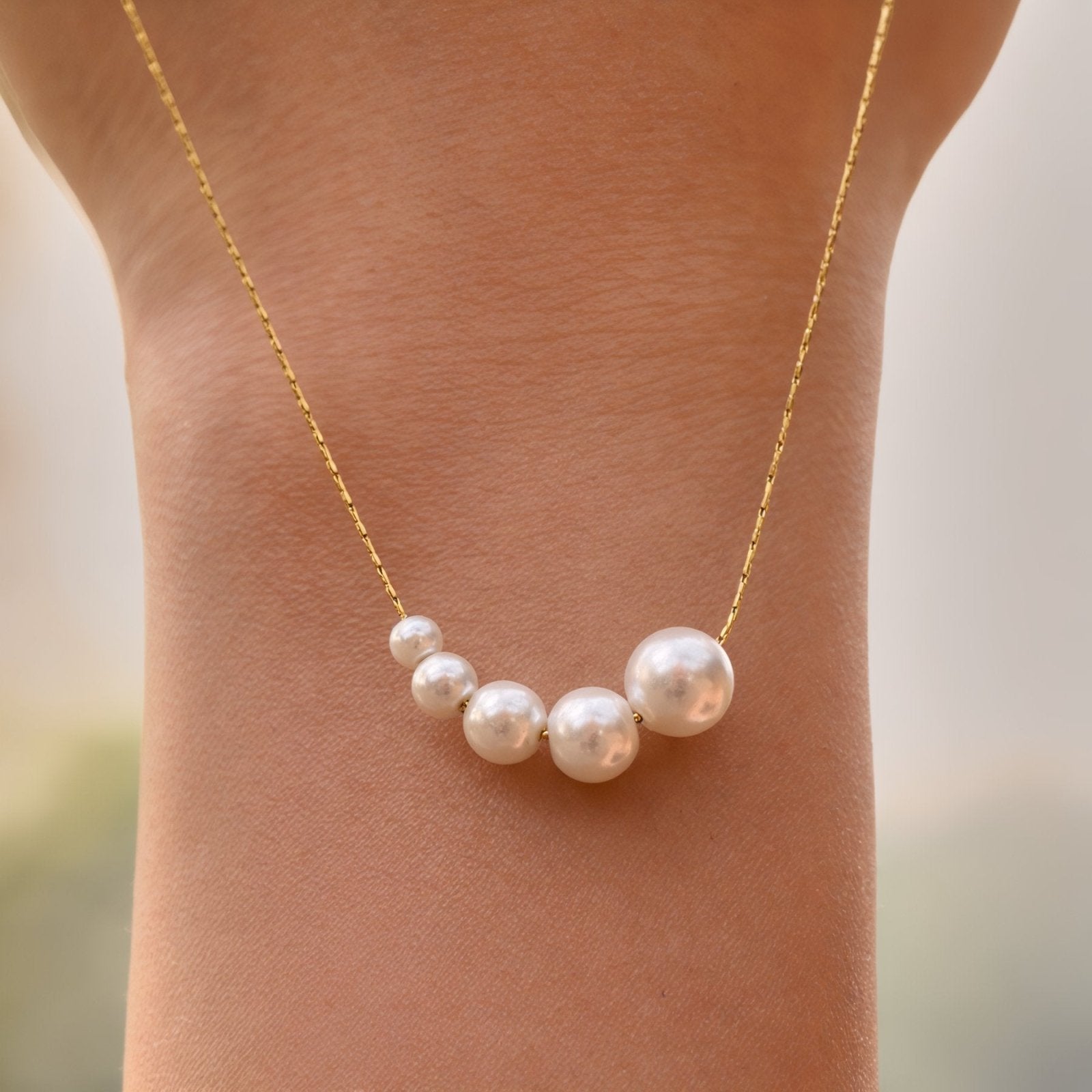 Collier chaîne fine plaqué or, perles nacrées en ligne, 40 cm extensible, modèle Savannah