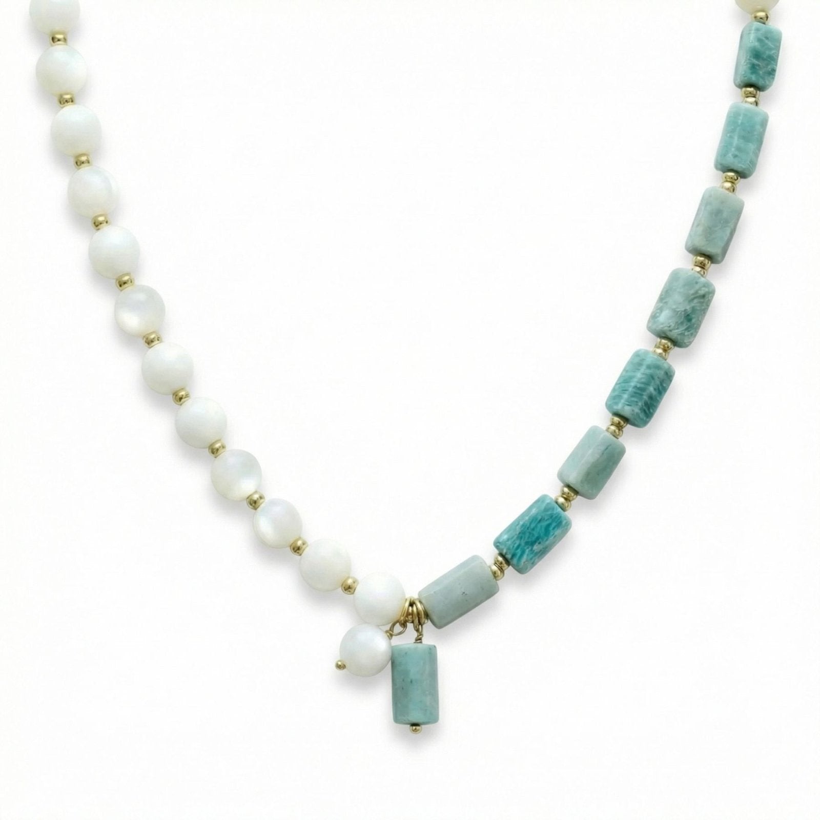 Collier choker en pierres naturelles, amazonite bleue et perles nacrées blanches, style bohème chic