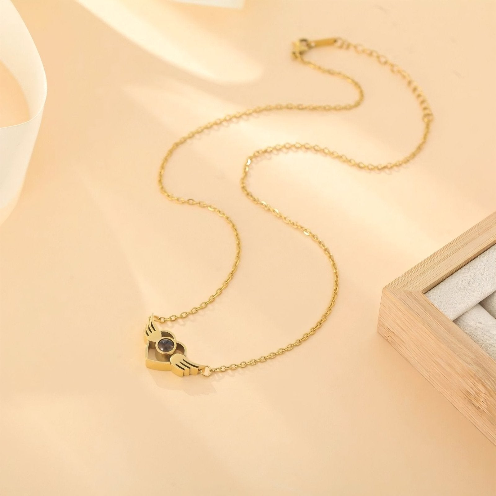 Collier cœur avec ailes et projection photo, pour femme, modèle Wings