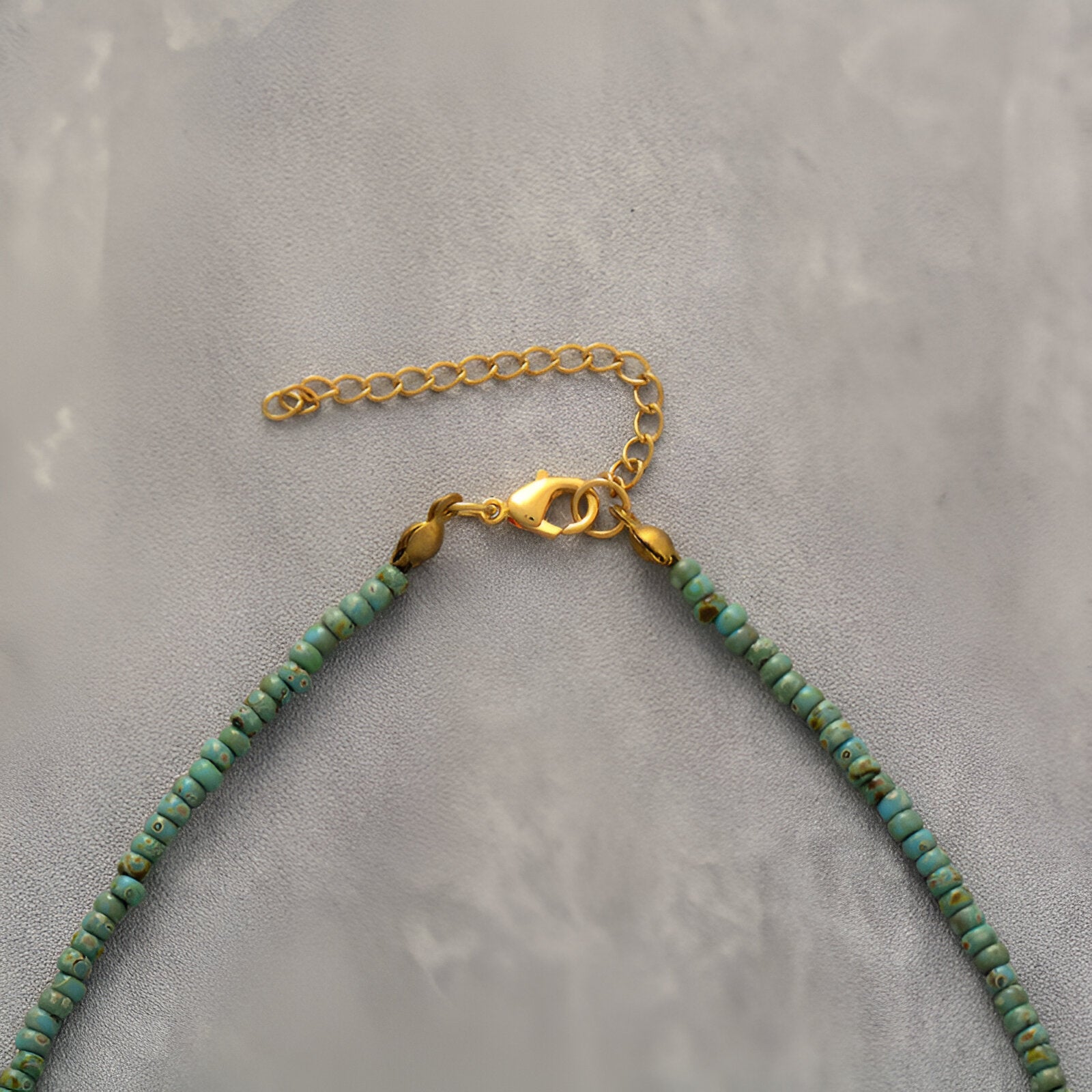 Collier court en perles semi - précieuses d'amazonite, style rétro français avec pierre centrale, modèle Verde