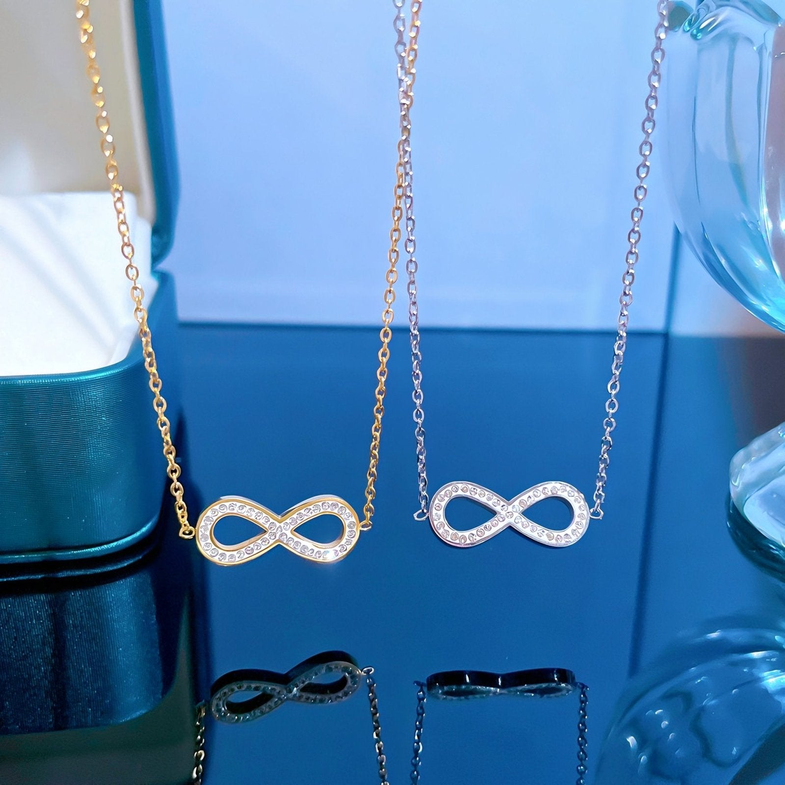 Collier court infini, maille forçat en inox, serti de pierres brillantes, modèle Sigrid