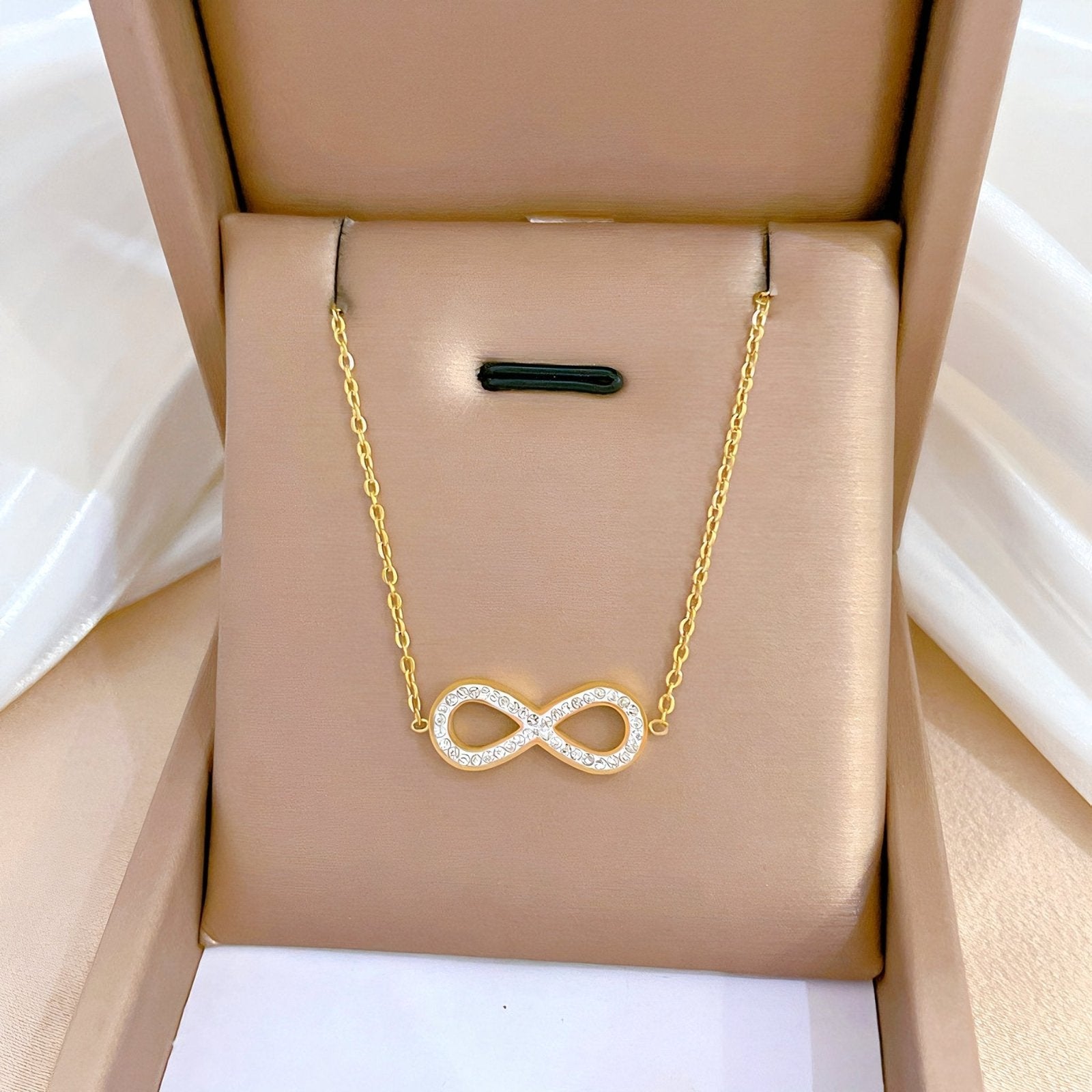 Collier court infini, maille forçat en inox, serti de pierres brillantes, modèle Sigrid