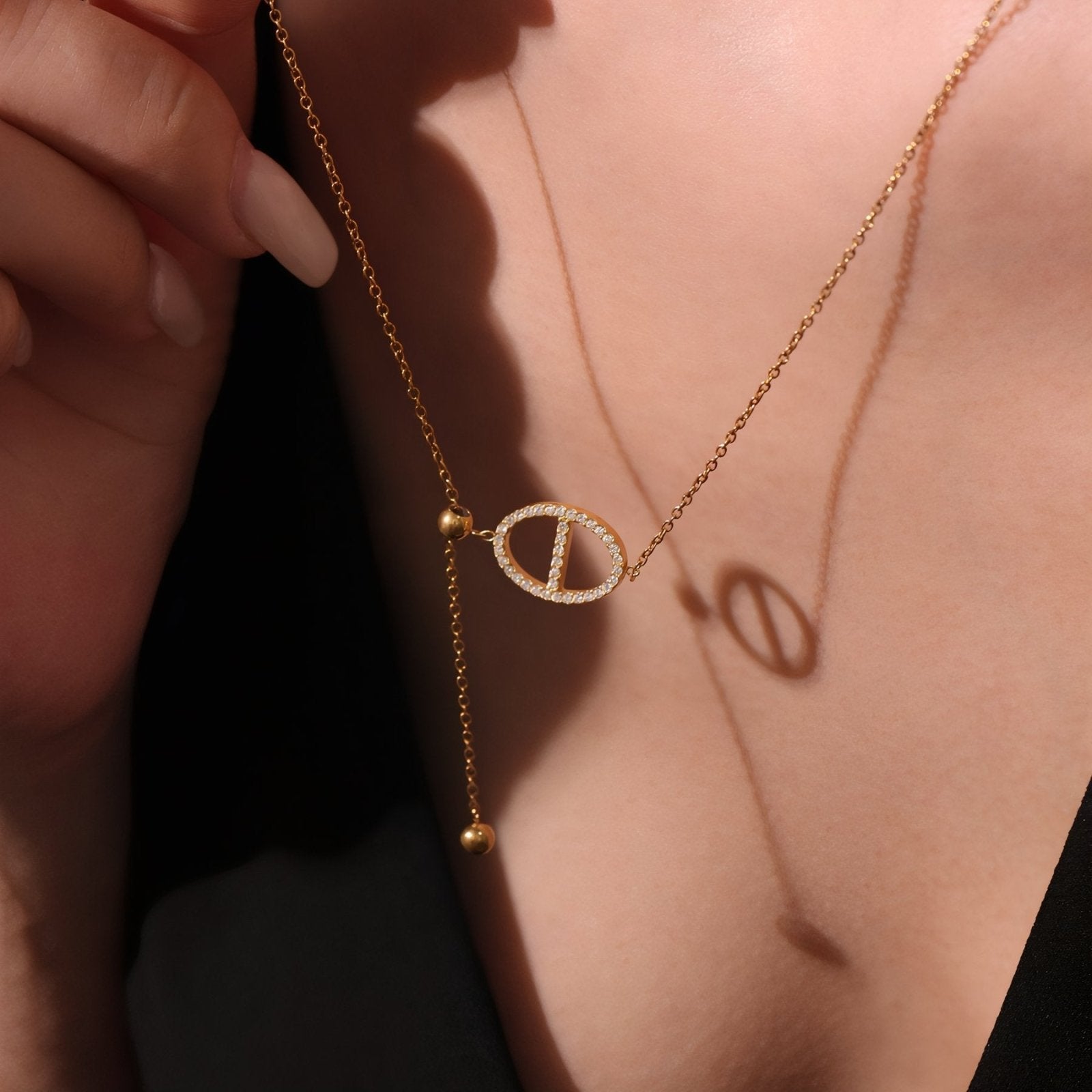 Collier cravate élégant femme, design ovale pavé de zircon, en acier inoxydable plaqué or ou argent