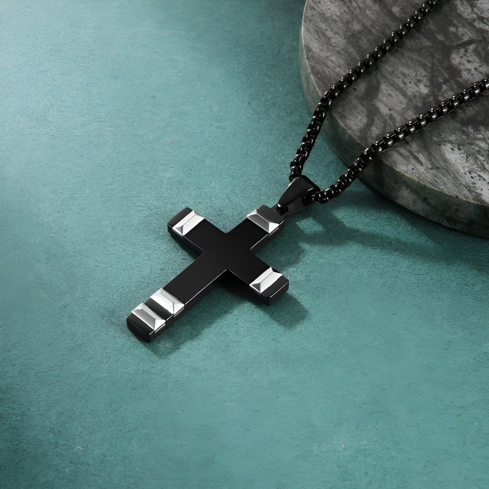 Collier croix acier 316L, finitions colorées, bijou tendance, modèle Maxime