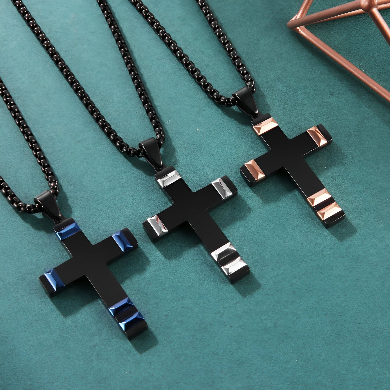 Collier croix acier 316L, finitions colorées, bijou tendance, modèle Maxime