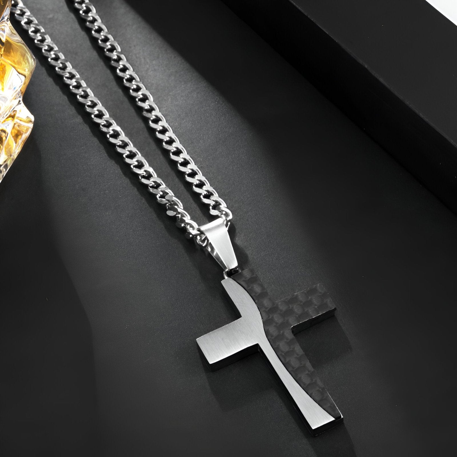 Collier croix chrétienne bicolore en acier brossé et fibre de carbone, modèle Eliott