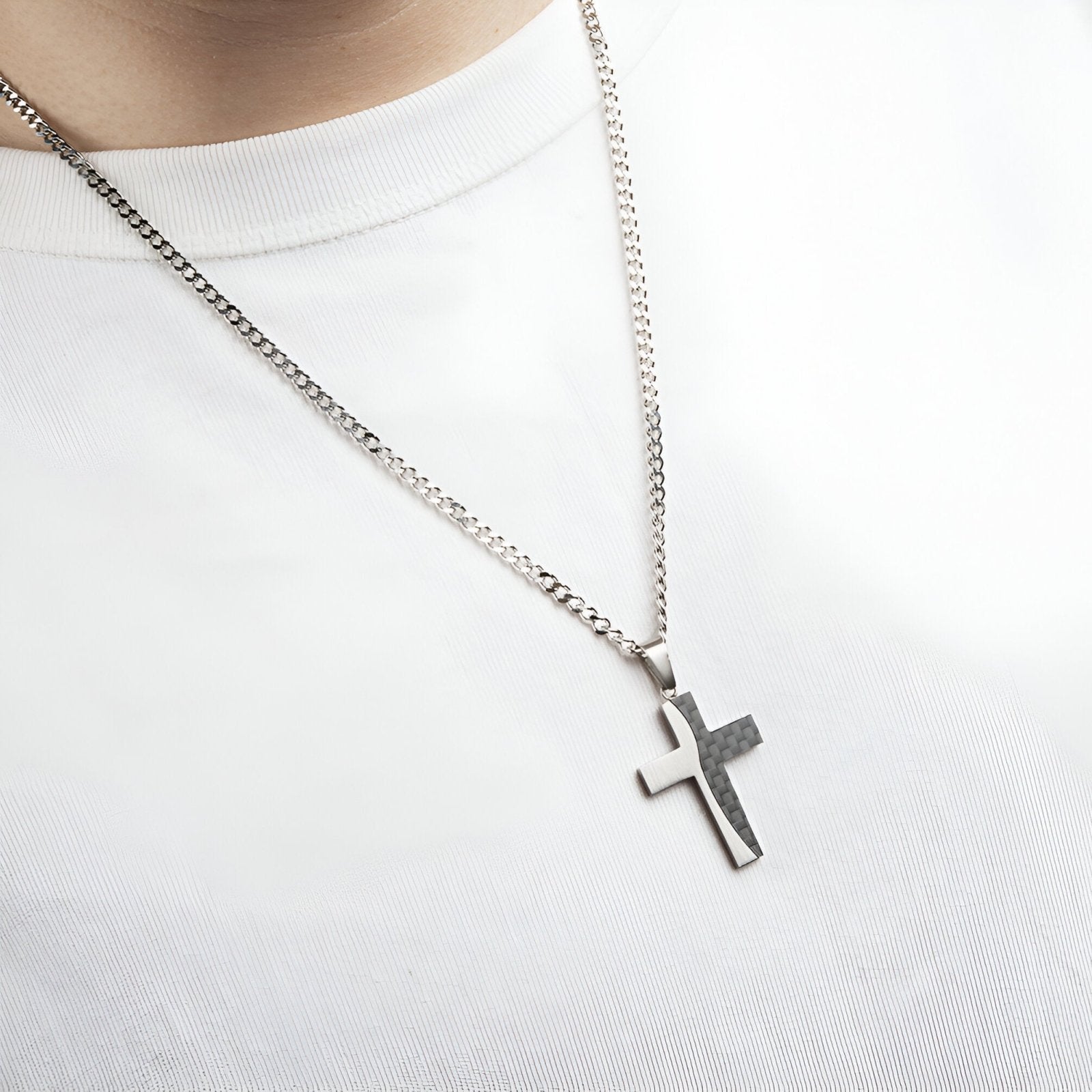 Collier croix chrétienne bicolore en acier brossé et fibre de carbone, modèle Eliott