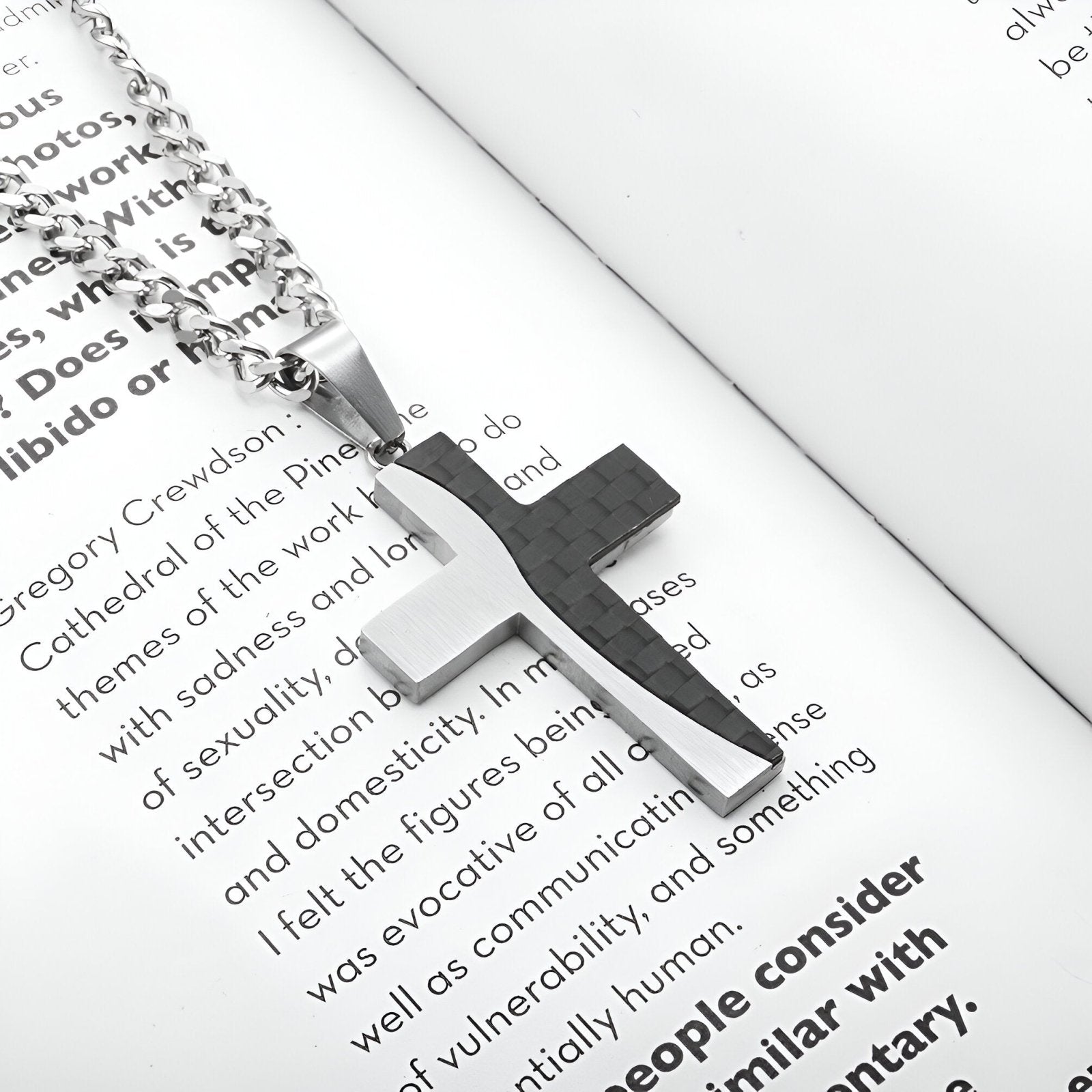Collier croix chrétienne bicolore en acier brossé et fibre de carbone, modèle Eliott