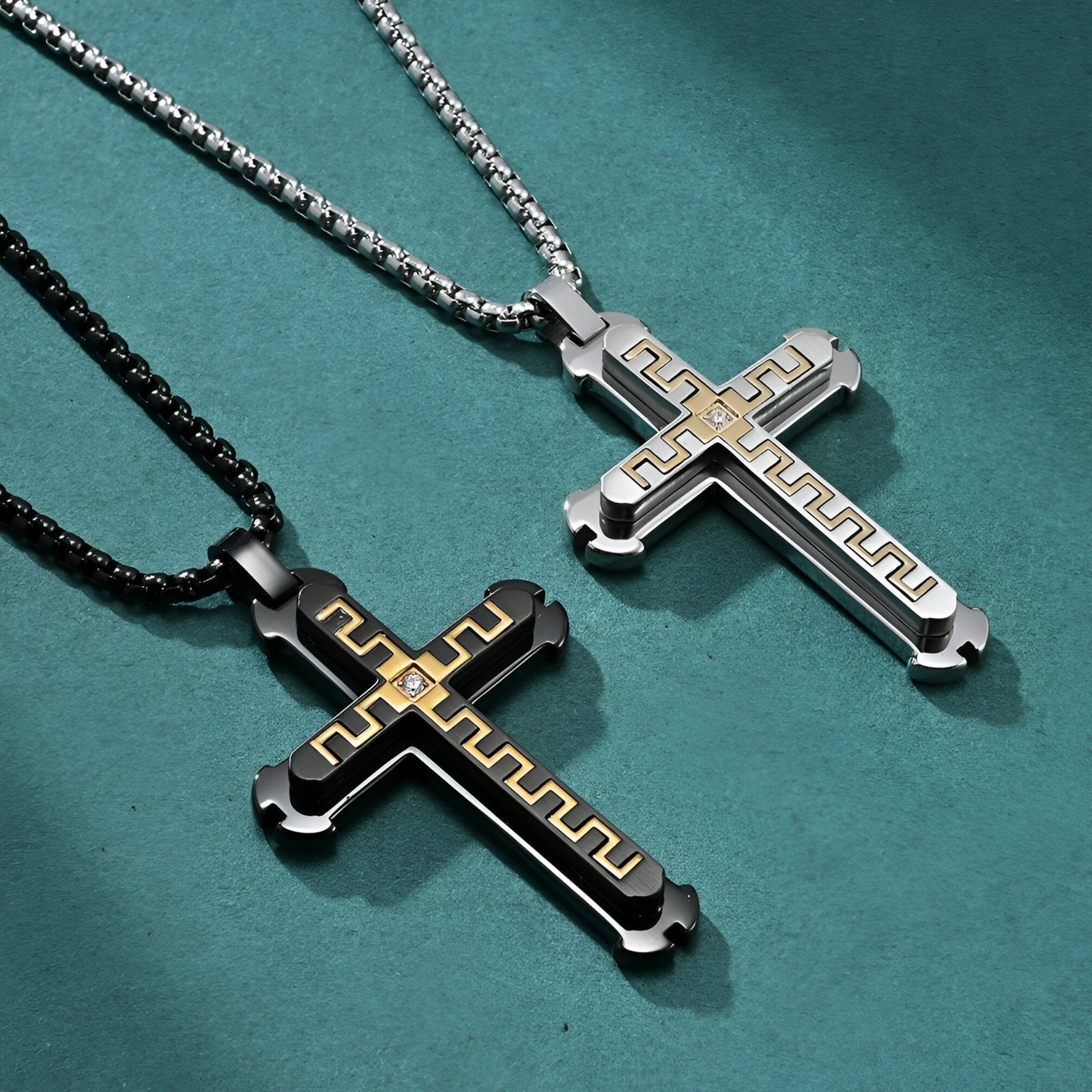 Collier croix contemporaine homme, maille vénitienne, motif sculpté et zircon, modèle Nazaire