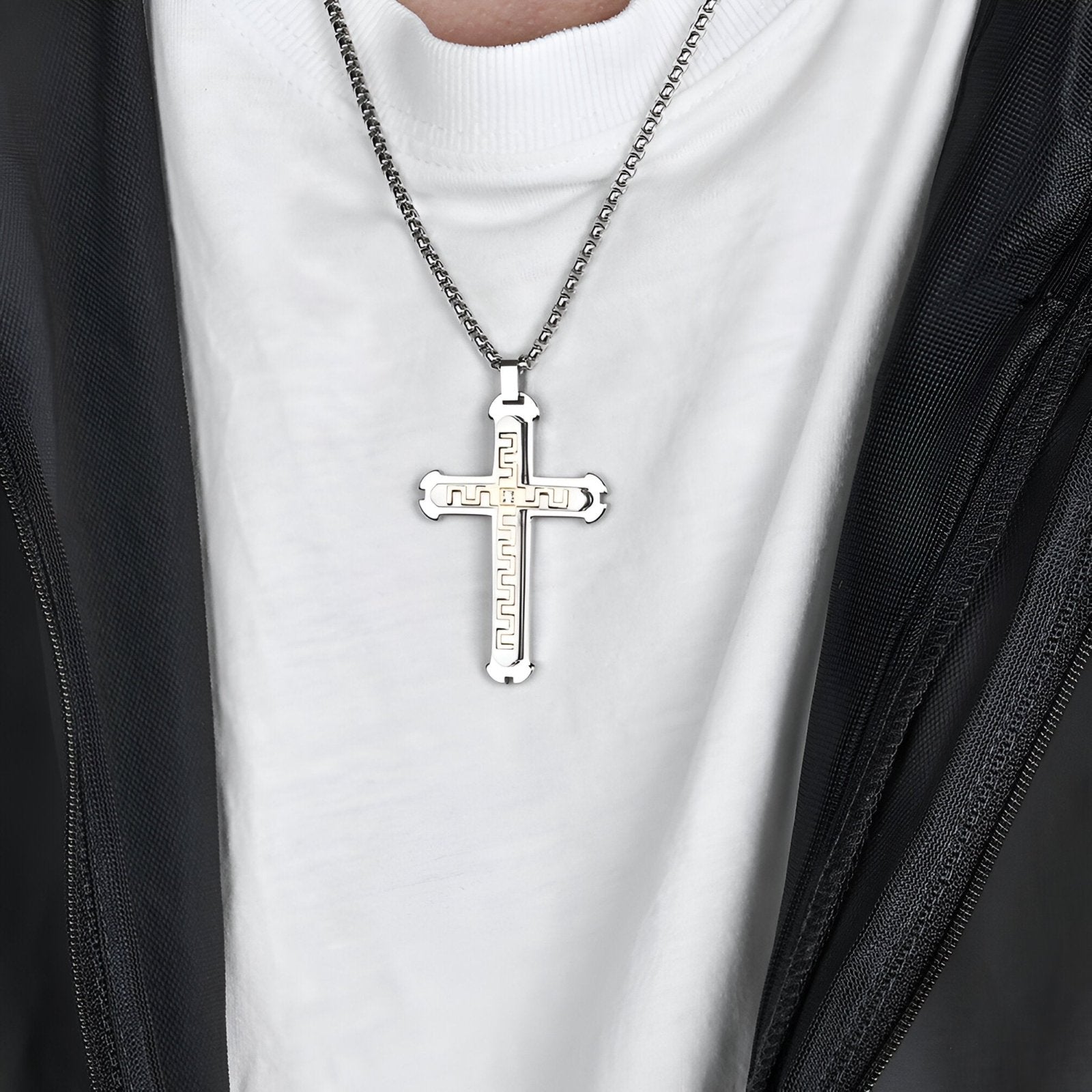 Collier croix contemporaine homme, maille vénitienne, motif sculpté et zircon, modèle Nazaire