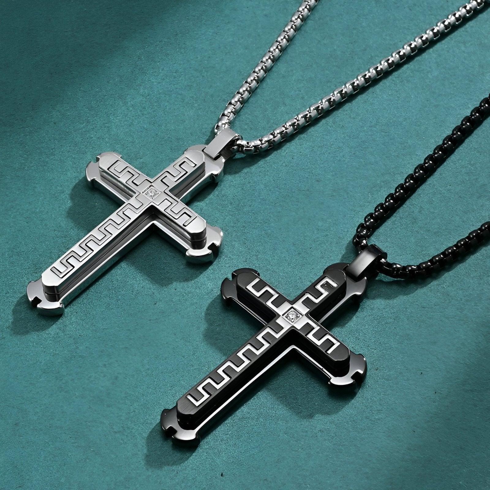Collier croix contemporaine homme, maille vénitienne, motif sculpté et zircon, modèle Nazaire