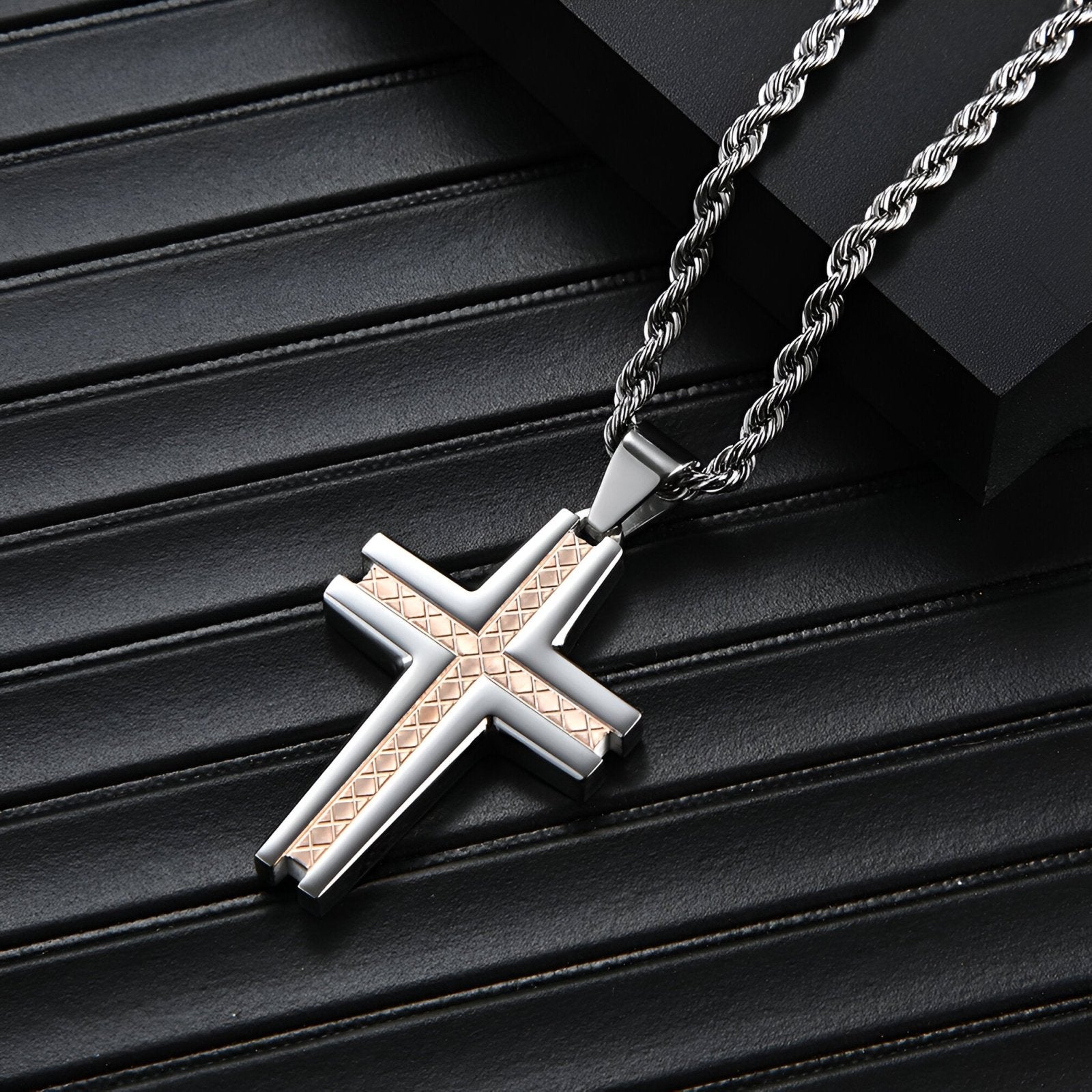 Collier croix design en acier inoxydable, gravure géométrique, chaine corde, modèle Uriel