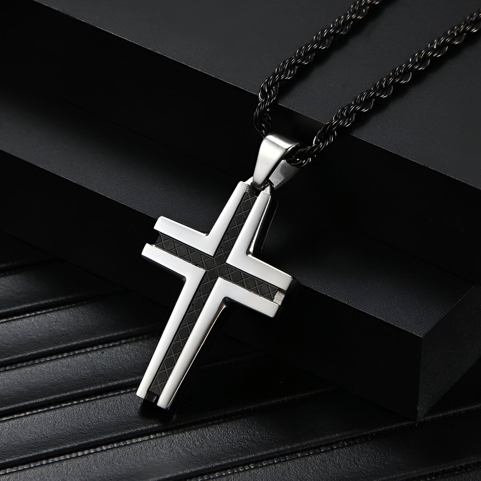 Collier croix design en acier inoxydable, gravure géométrique, chaine corde, modèle Uriel