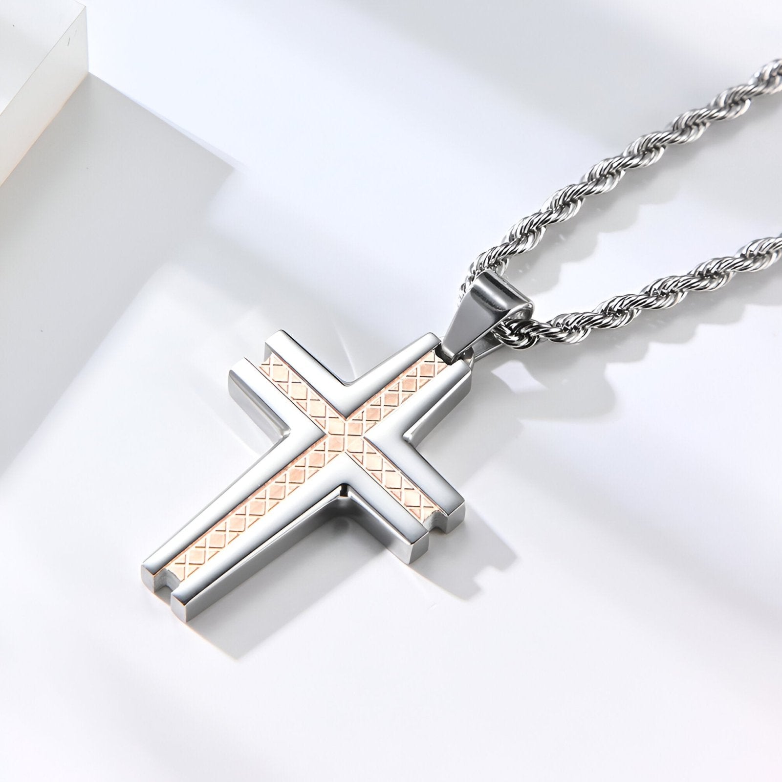 Collier croix design en acier inoxydable, gravure géométrique, chaine corde, modèle Uriel