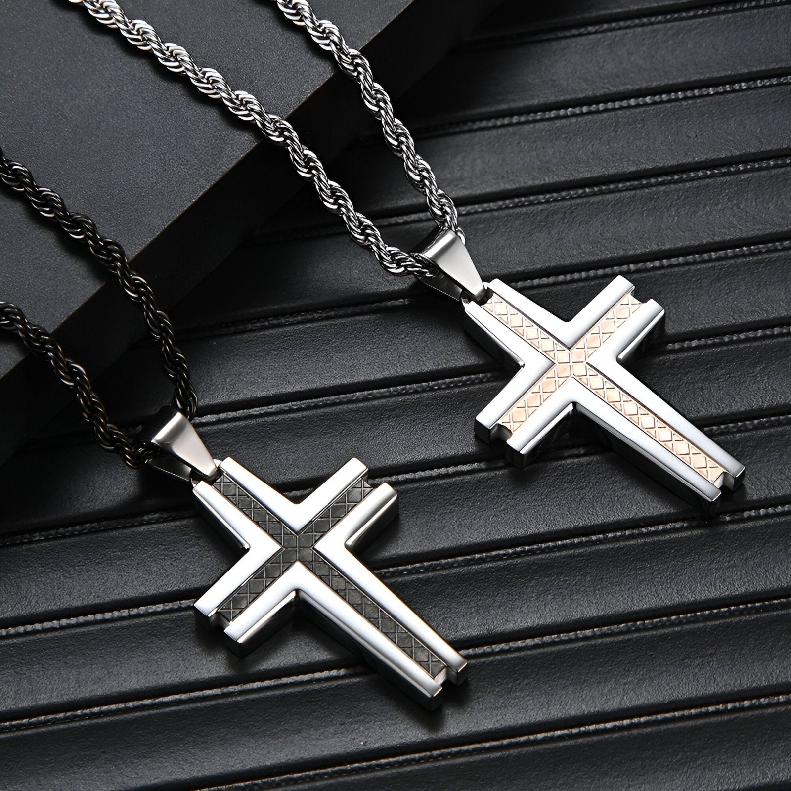 Collier croix design en acier inoxydable, gravure géométrique, chaine corde, modèle Uriel