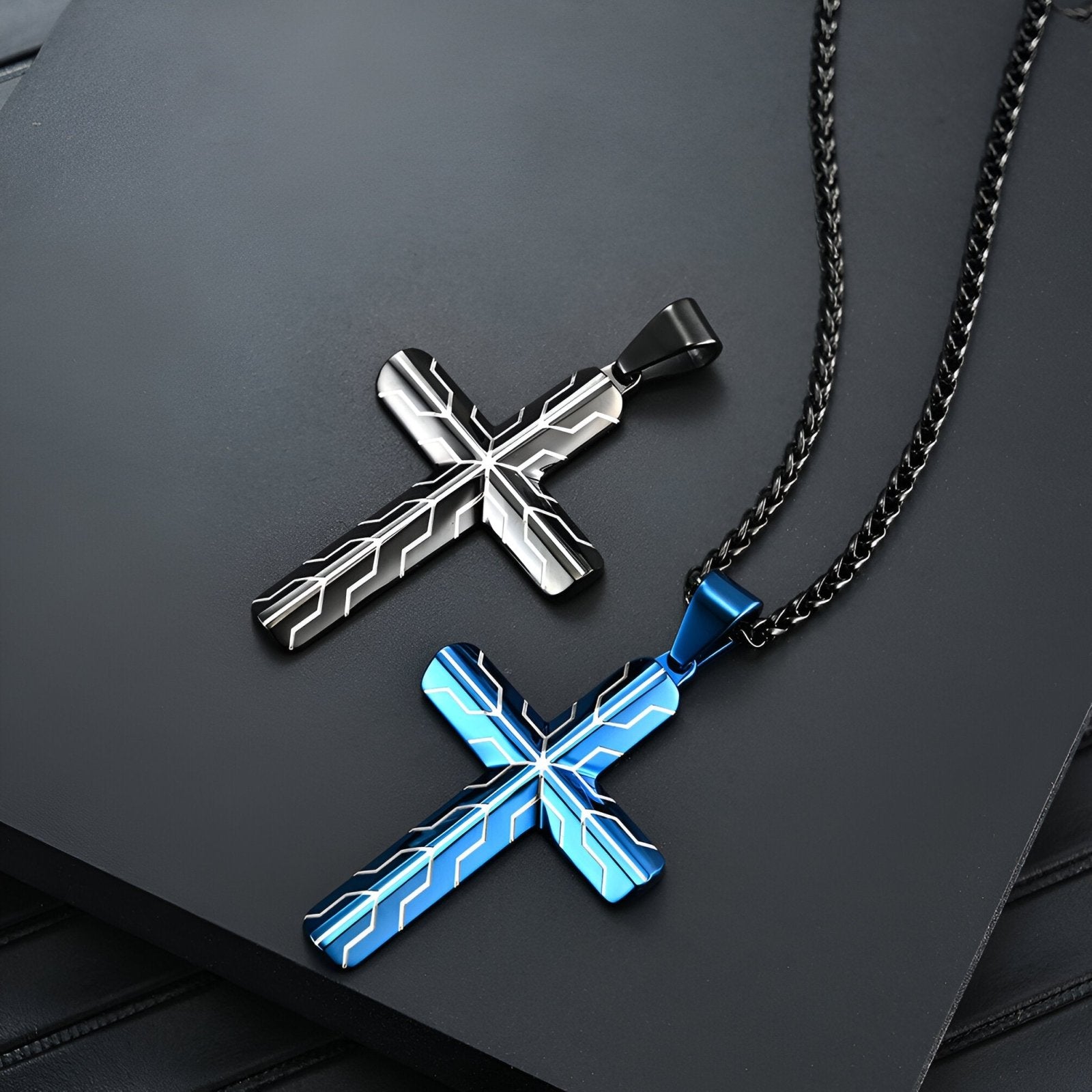 Collier croix design homme, chaîne noire et pendentif graphique en acier 316L, modèle Zéphyr