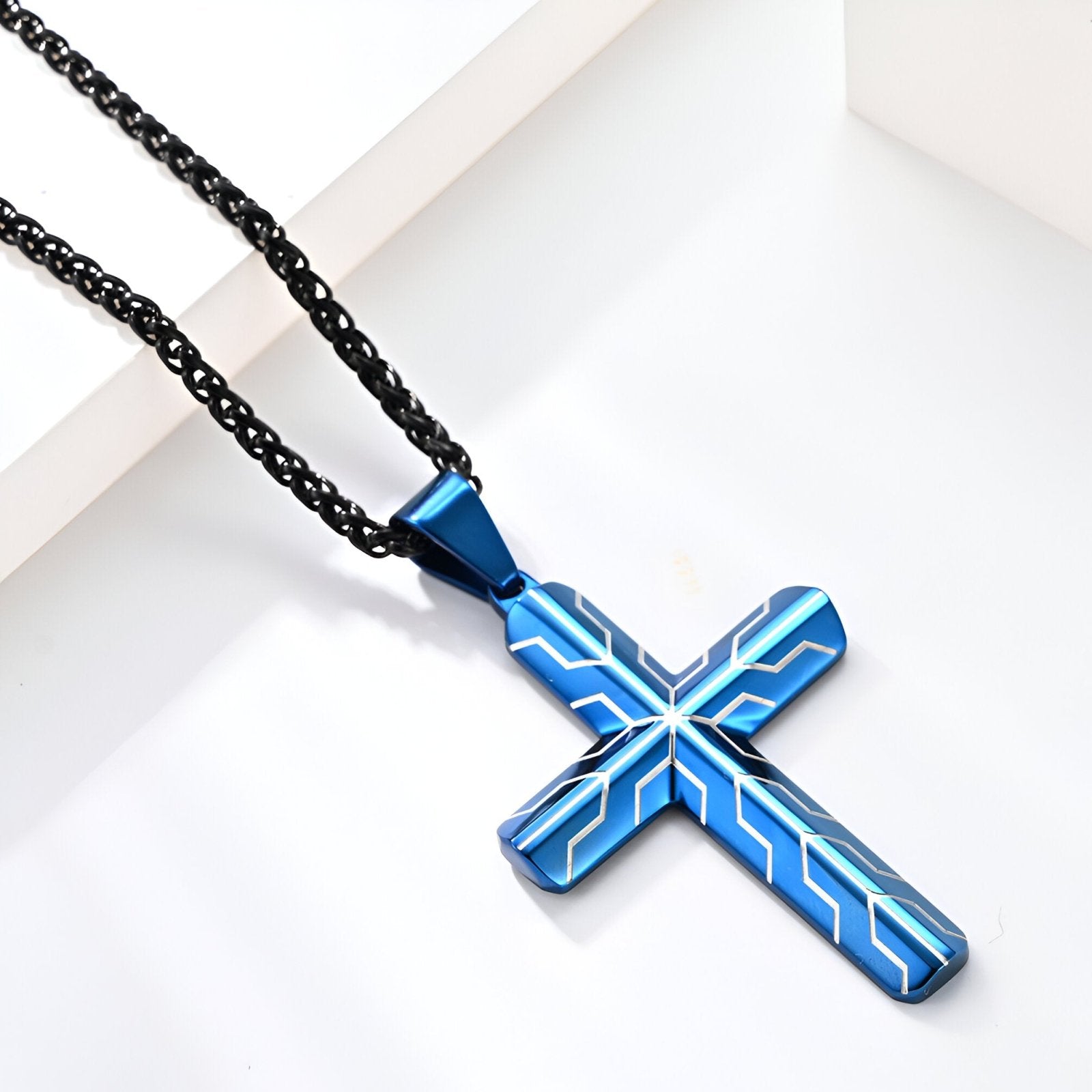 Collier croix design homme, chaîne noire et pendentif graphique en acier 316L, modèle Zéphyr