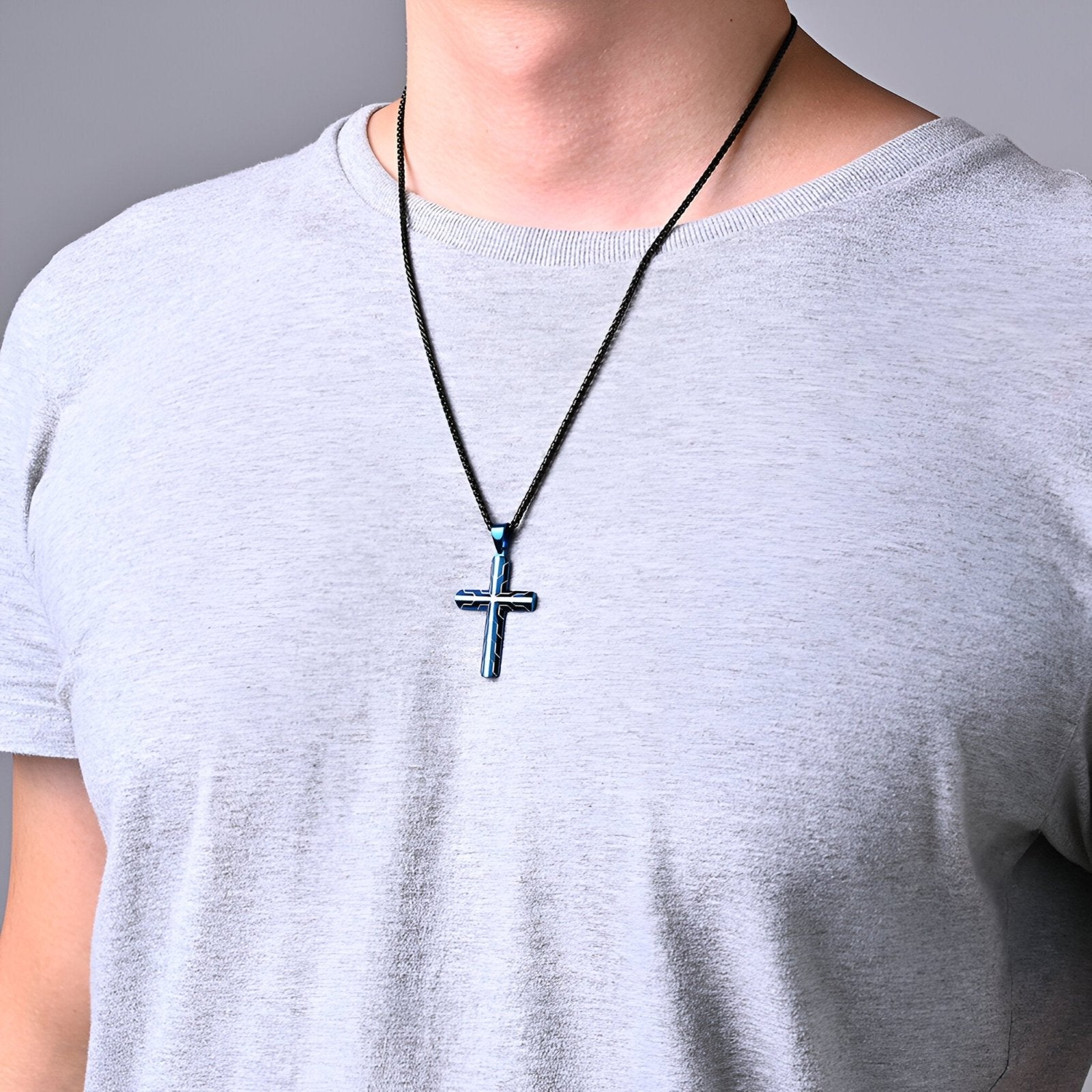 Collier croix design homme, chaîne noire et pendentif graphique en acier 316L, modèle Zéphyr