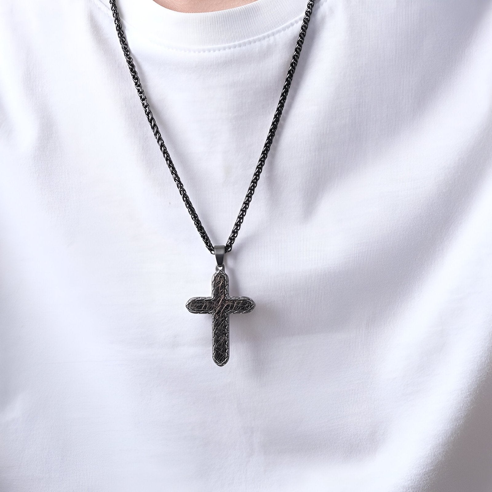 Collier croix design pour homme, carbone forgé stylisé, noir anthracite, modèle Raphaël