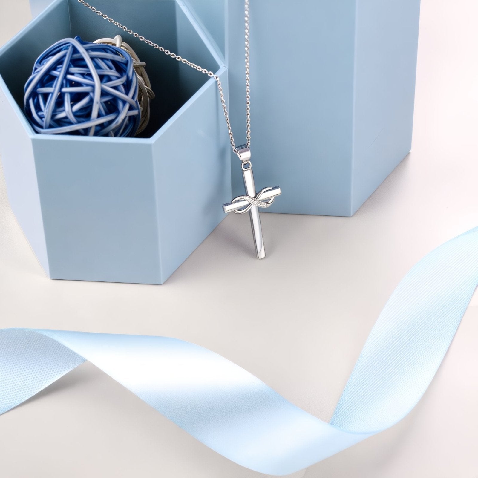 Collier croix en argent 925, motif infini serti de zirconium, modèle Alva