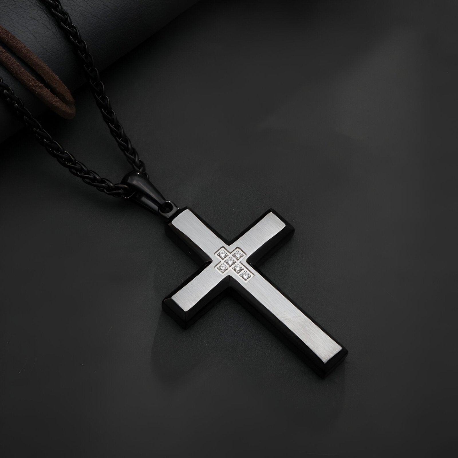 Collier croix homme en acier brossé et zircon, chaîne noire, style minimaliste, modèle Célestin