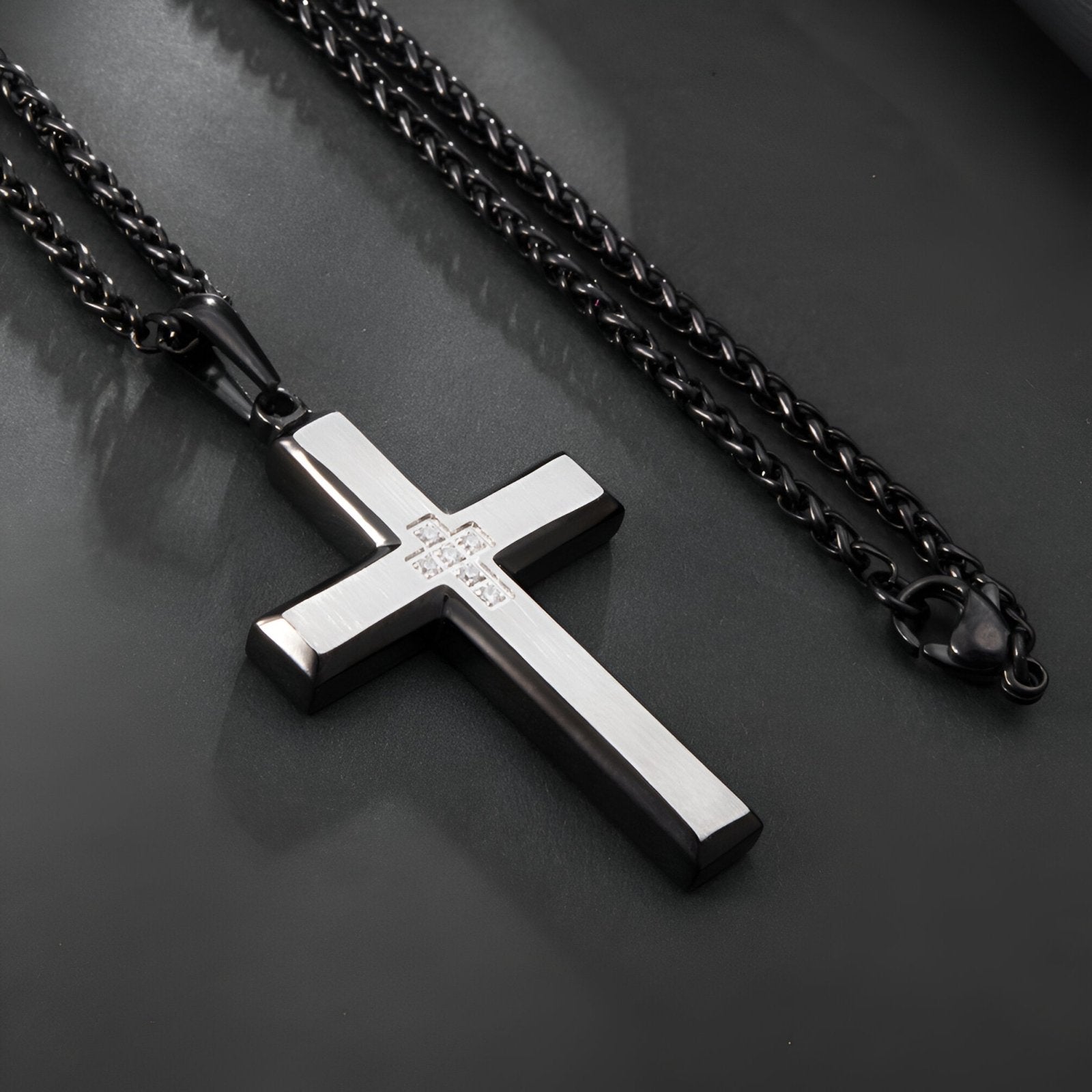Collier croix homme en acier brossé et zircon, chaîne noire, style minimaliste, modèle Célestin